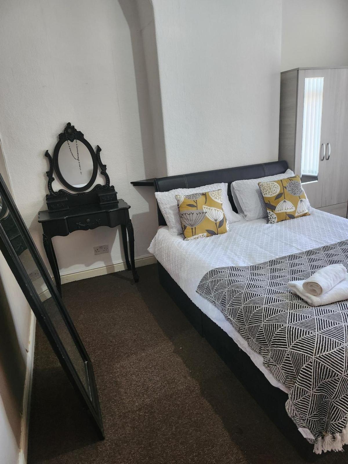 Go Big ! Entire Cozy House For Max 8 People Near Center Manchester