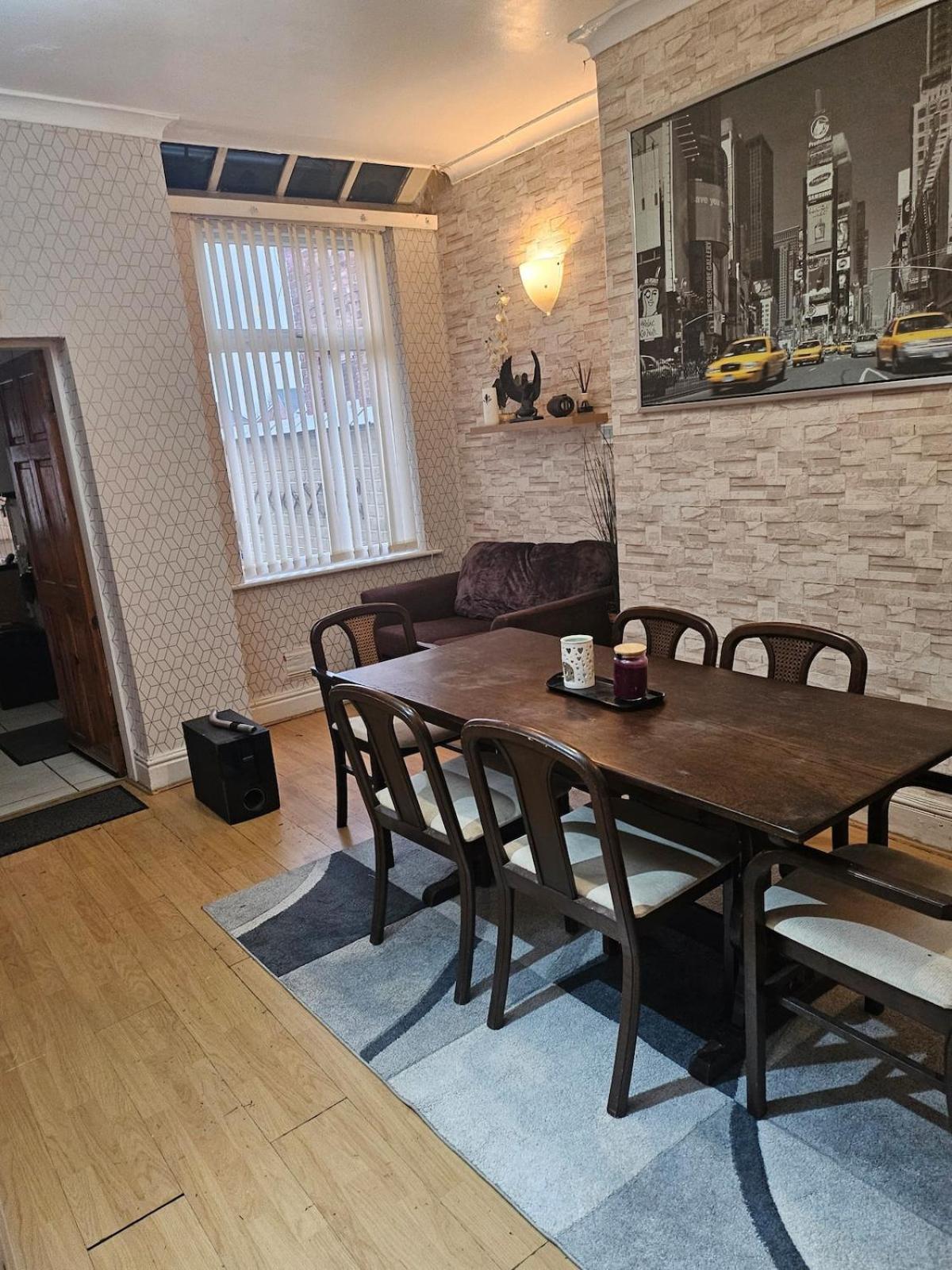 Go Big ! Entire Cozy House For Max 8 People Near Center Manchester