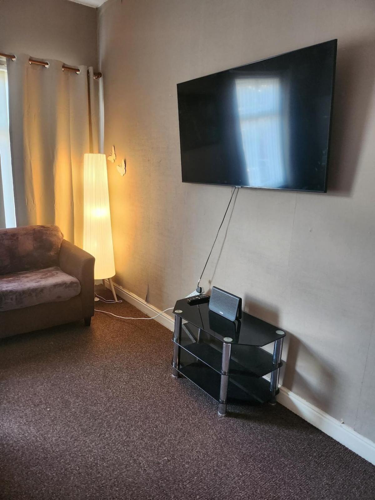 Go Big ! Entire Cozy House For Max 8 People Near Center Holiday home Manchester