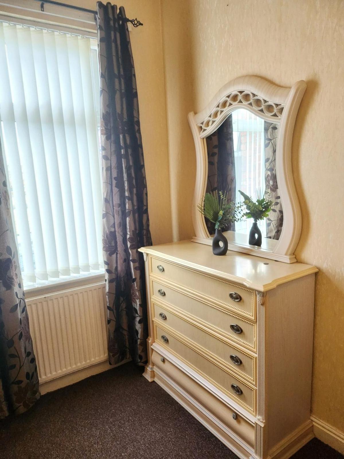 Go Big ! Entire Cozy House For Max 8 People Near Center Manchester