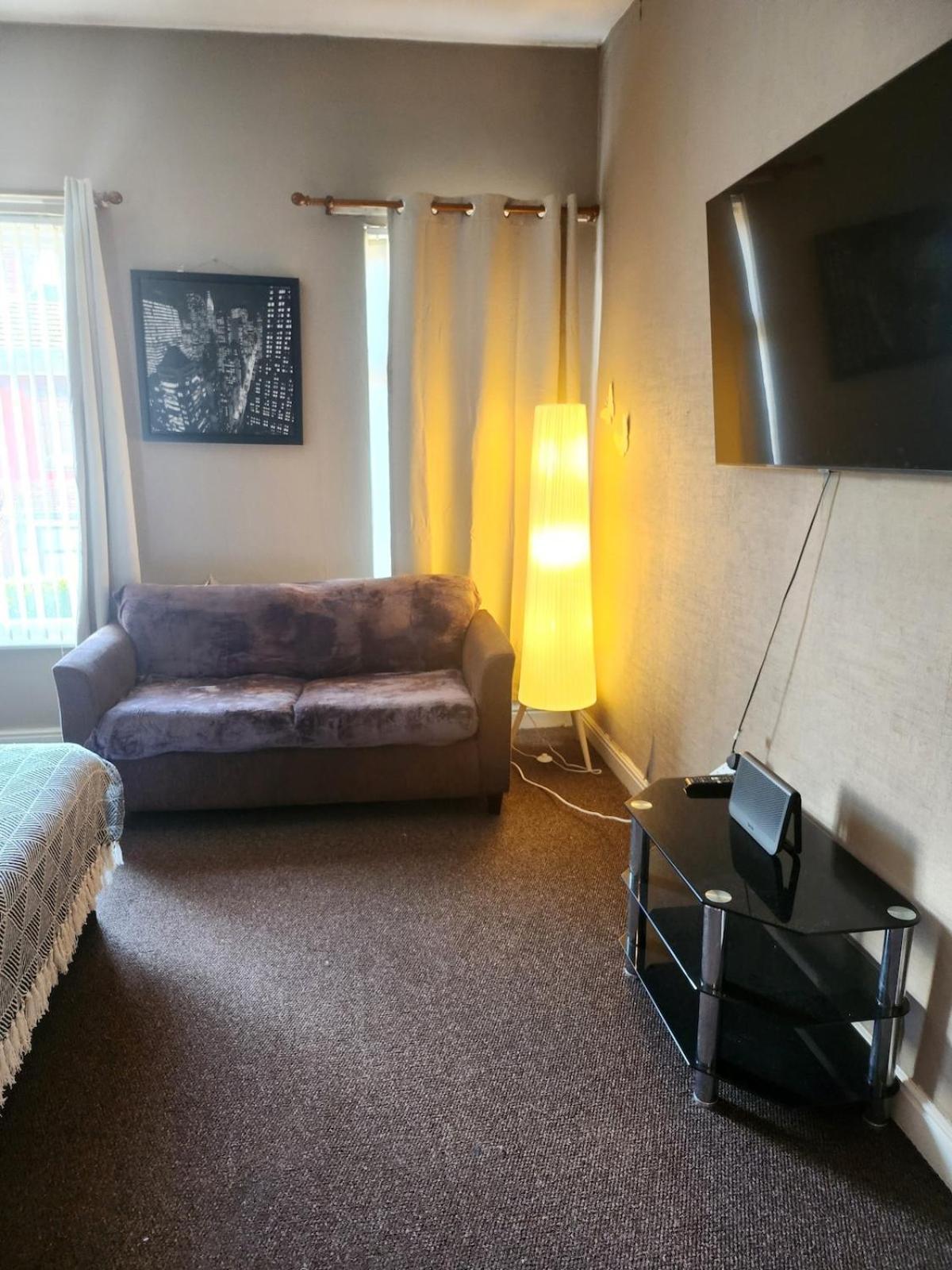 Go Big ! Entire Cozy House For Max 8 People Near Center Manchester