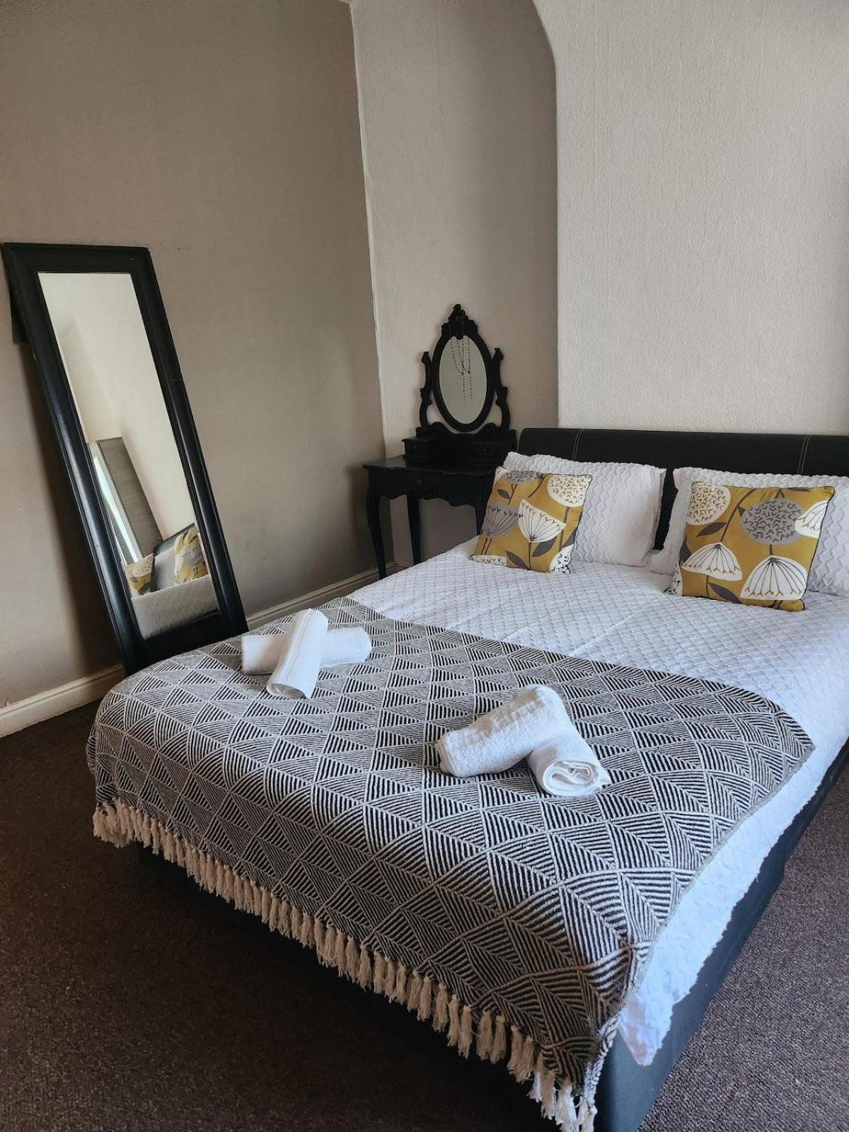 Go Big ! Entire Cozy House For Max 8 People Near Center * Manchester