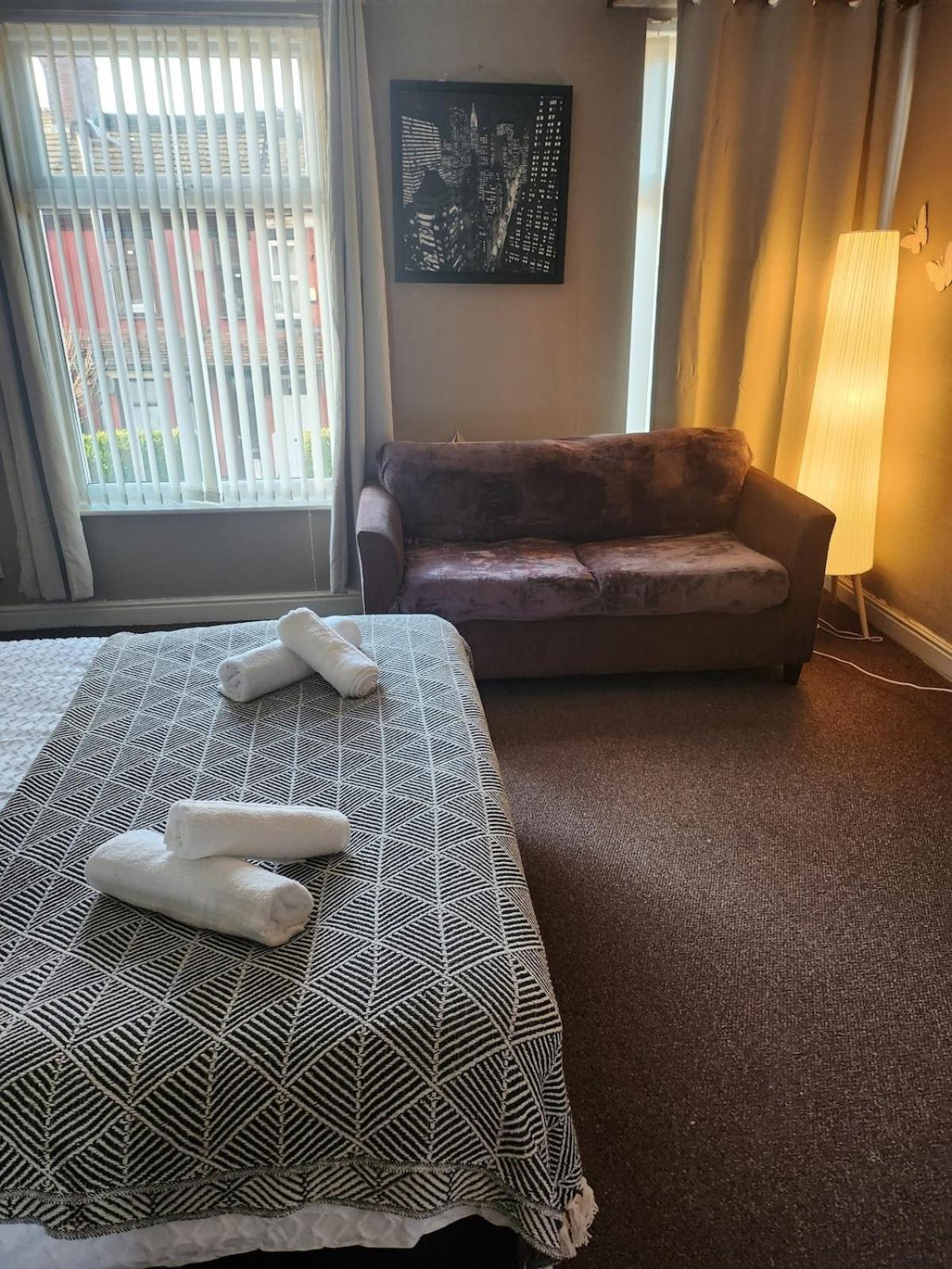 Go Big ! Entire Cozy House For Max 8 People Near Center Manchester