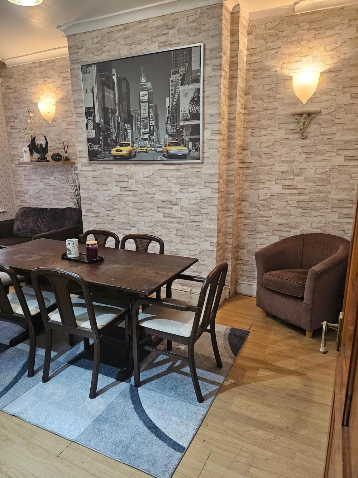 Go Big ! Entire Cozy House For Max 8 People Near Center Holiday home