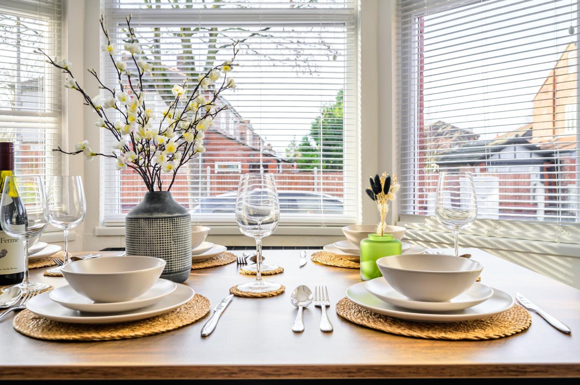 Stylish Modern - Perfect For Work, Leisure & Stadium Visits With Parking Apartment Manchester