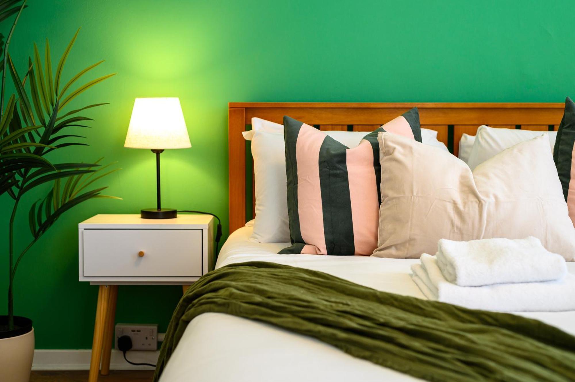 Stylish Modern - Perfect For Work, Leisure & Stadium Visits With Parking *