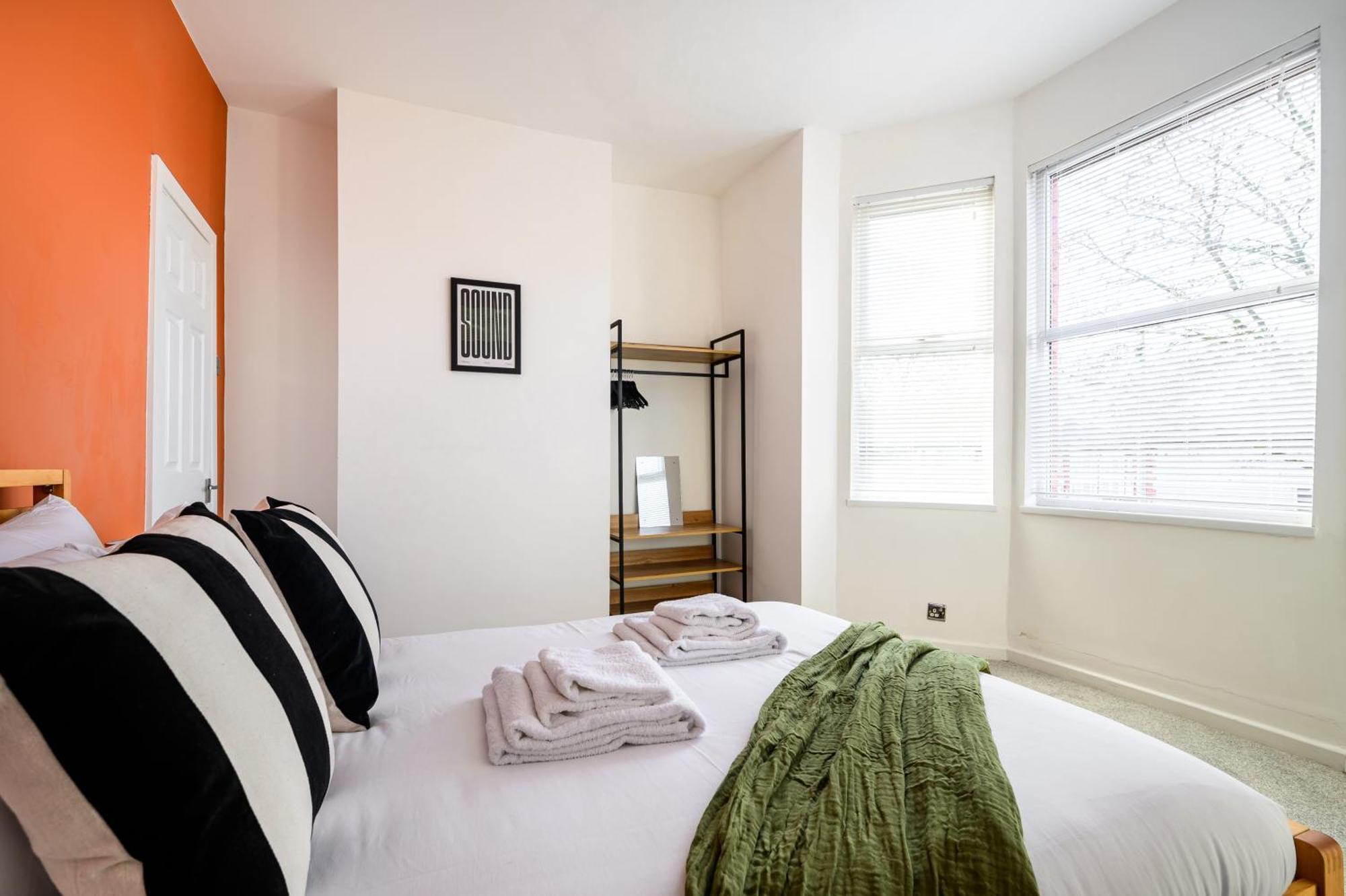 Stylish Modern - Perfect For Work, Leisure & Stadium Visits With Parking Apartment *
