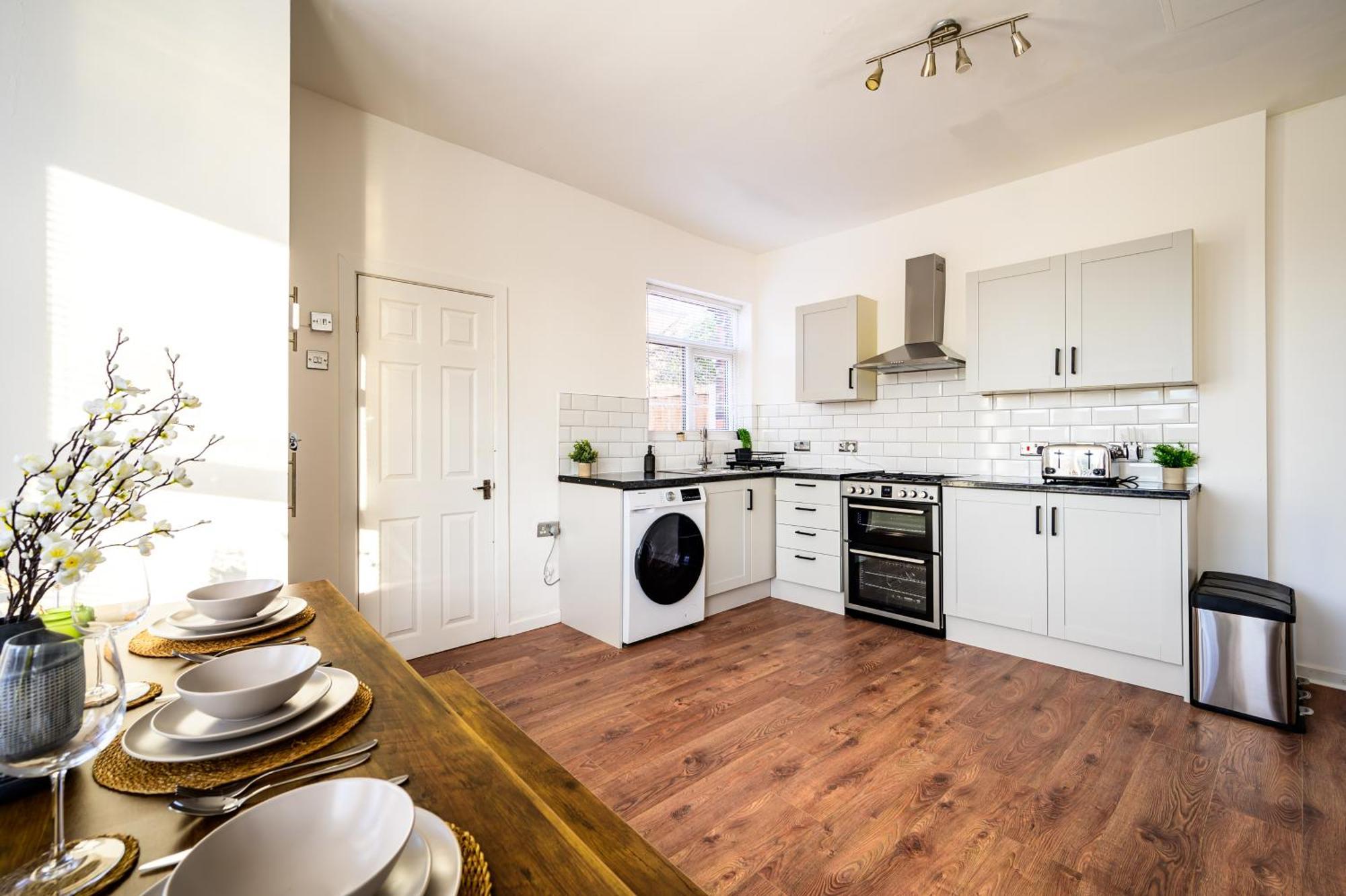 Stylish Modern - Perfect For Work, Leisure & Stadium Visits With Parking Apartment *