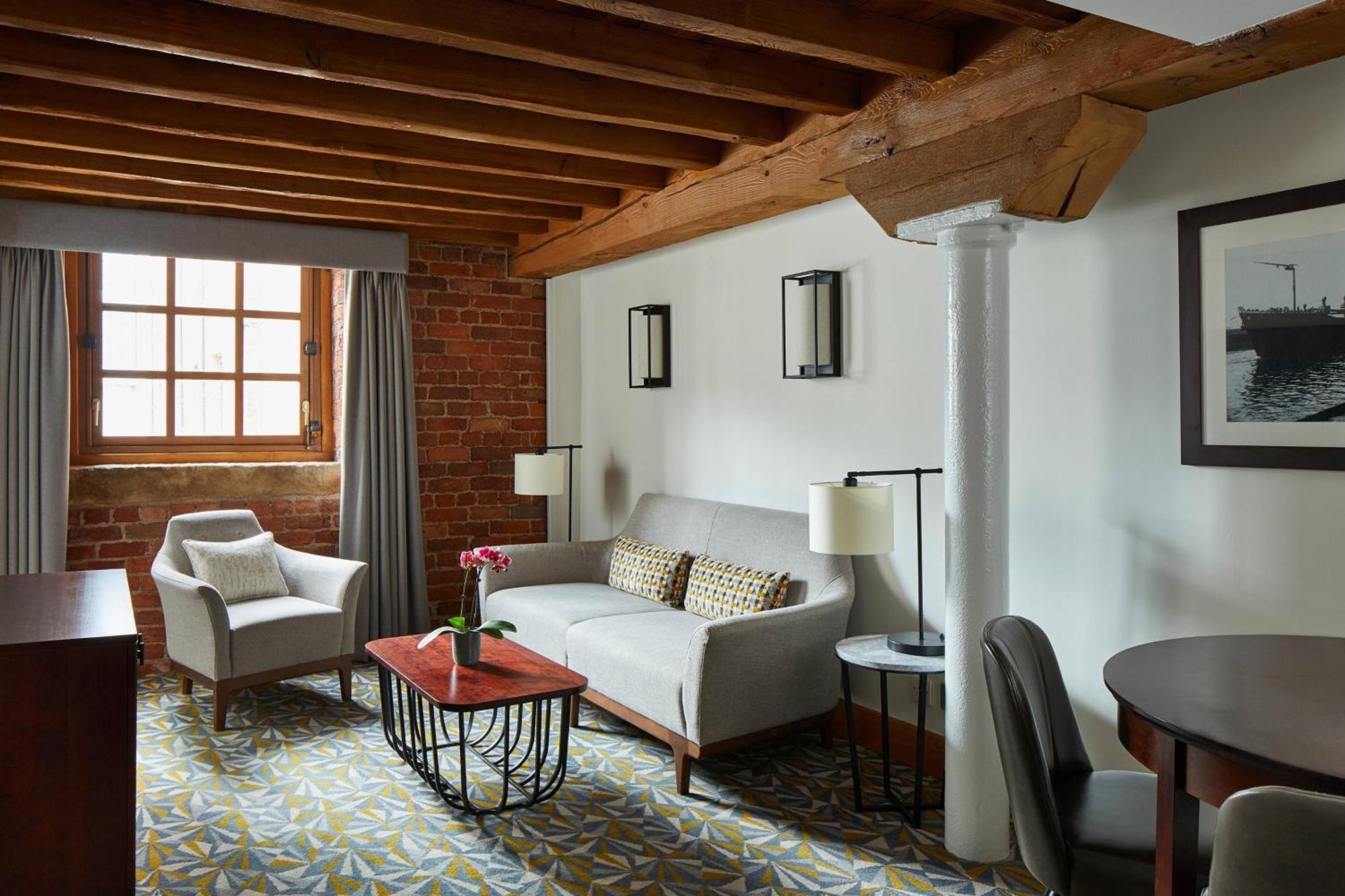 Marriott Victoria & Hotel 4*
