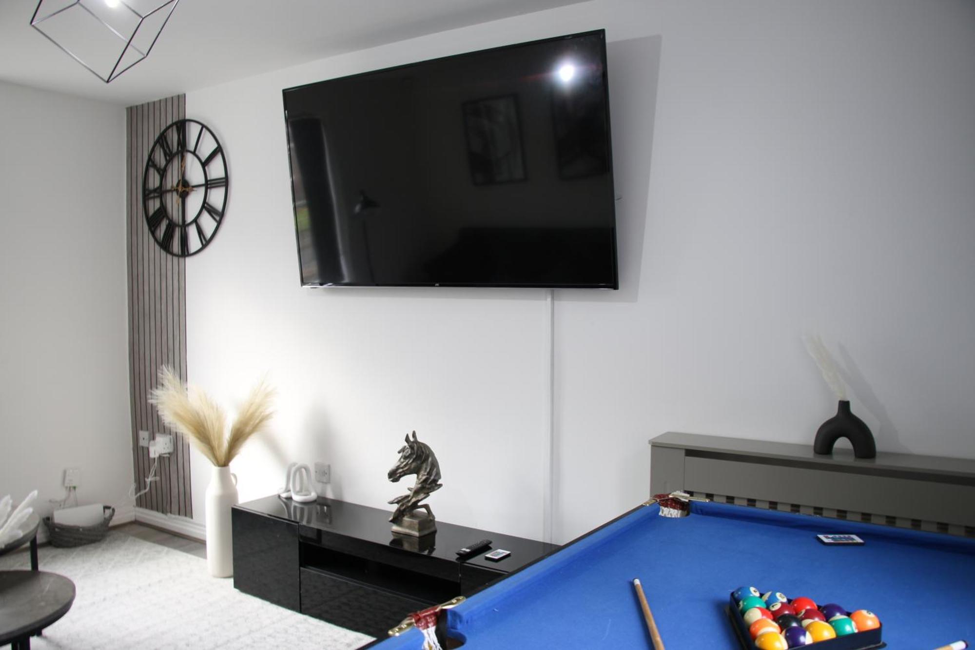 3 Bedroom House Close To Centre Free Parking *
