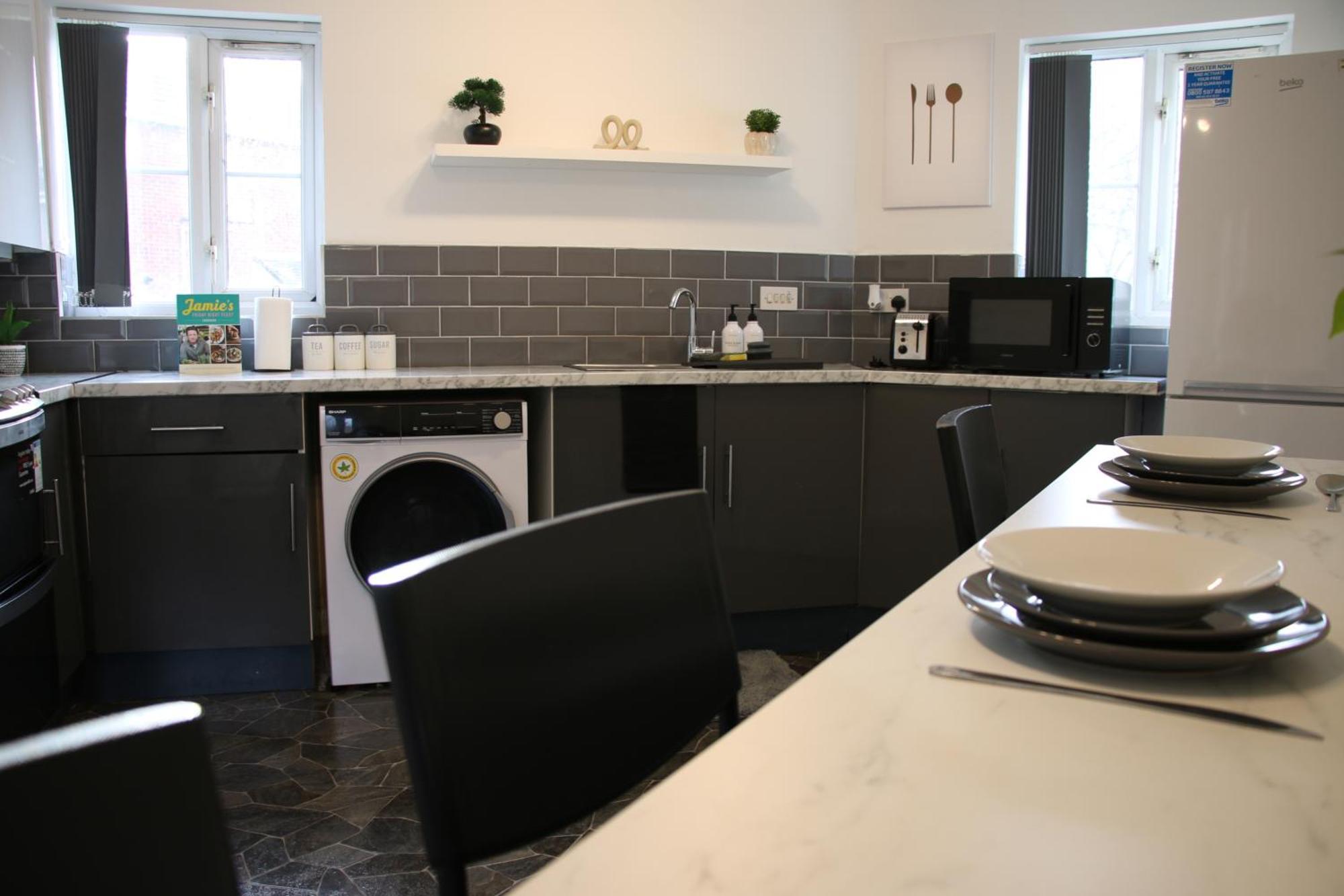 3 Bedroom House Close To Centre Free Parking Manchester