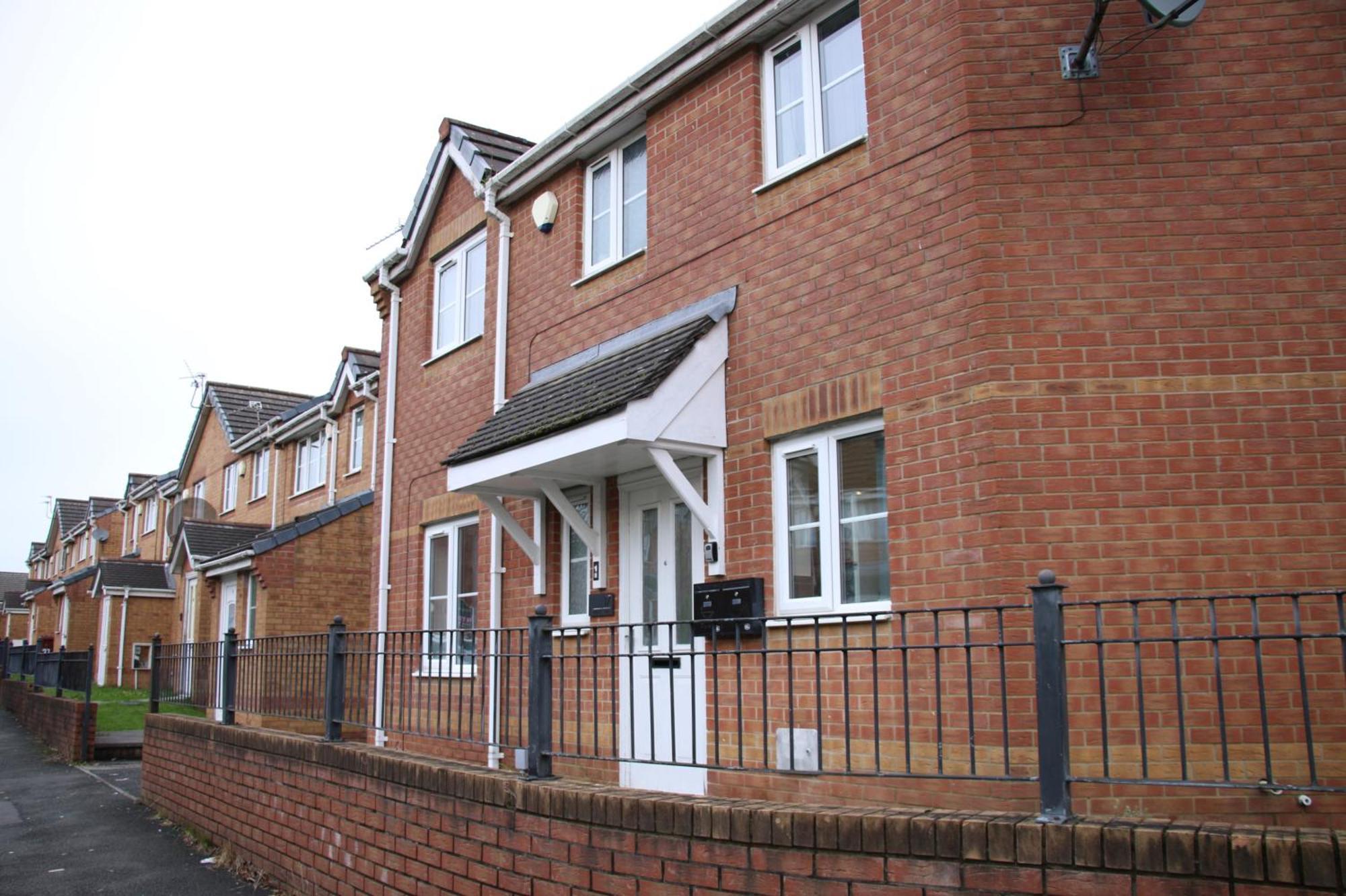 3 Bedroom House Close To Centre Free Parking