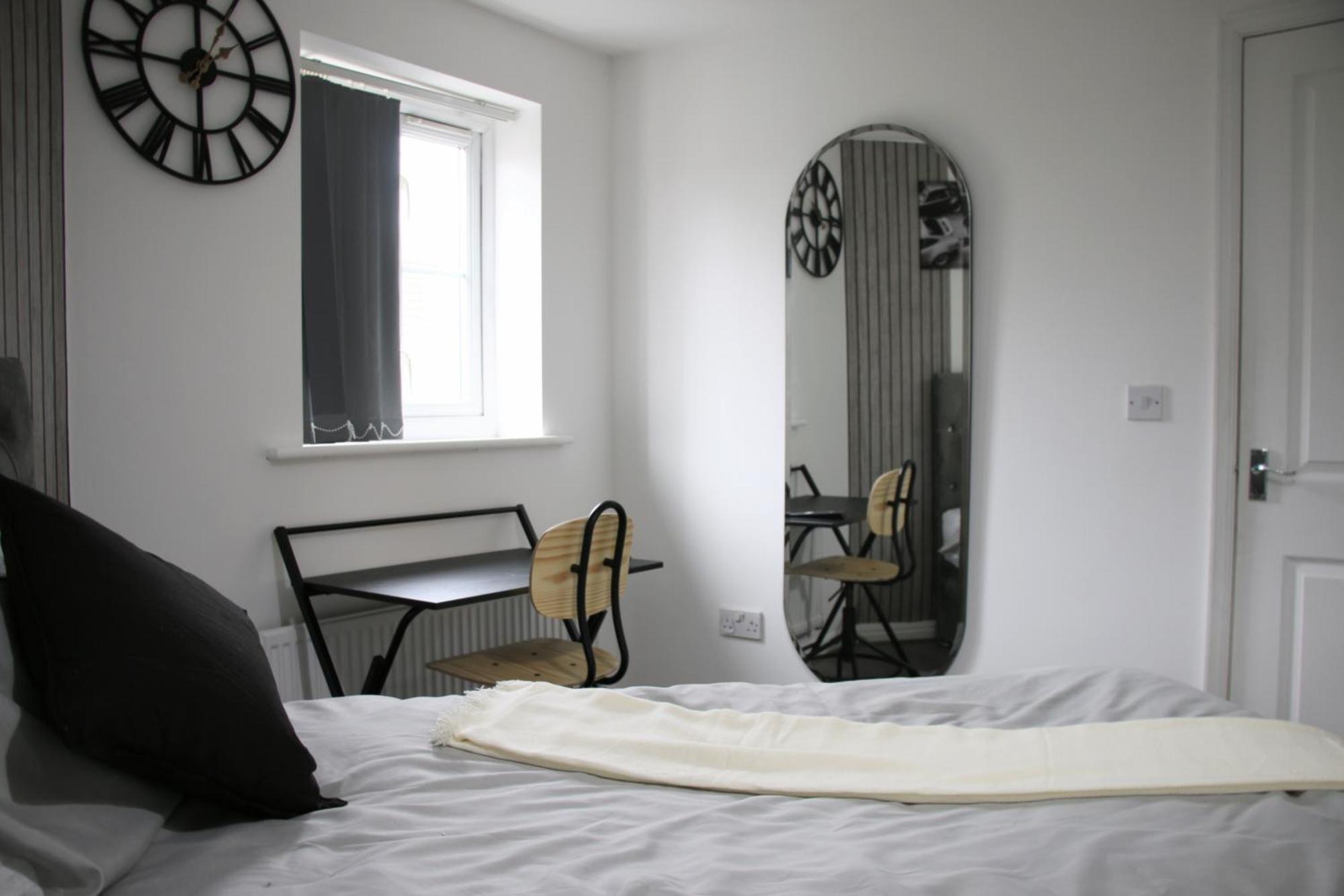 Holiday home 3 Bedroom House Close To Centre Free Parking *