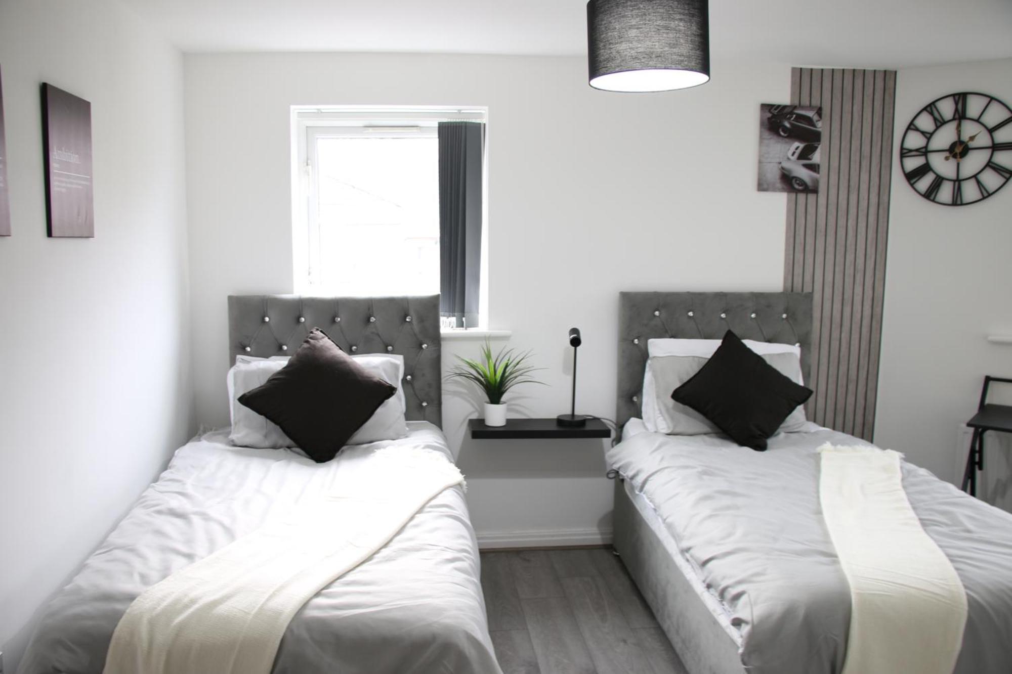 3 Bedroom House Close To Centre Free Parking *