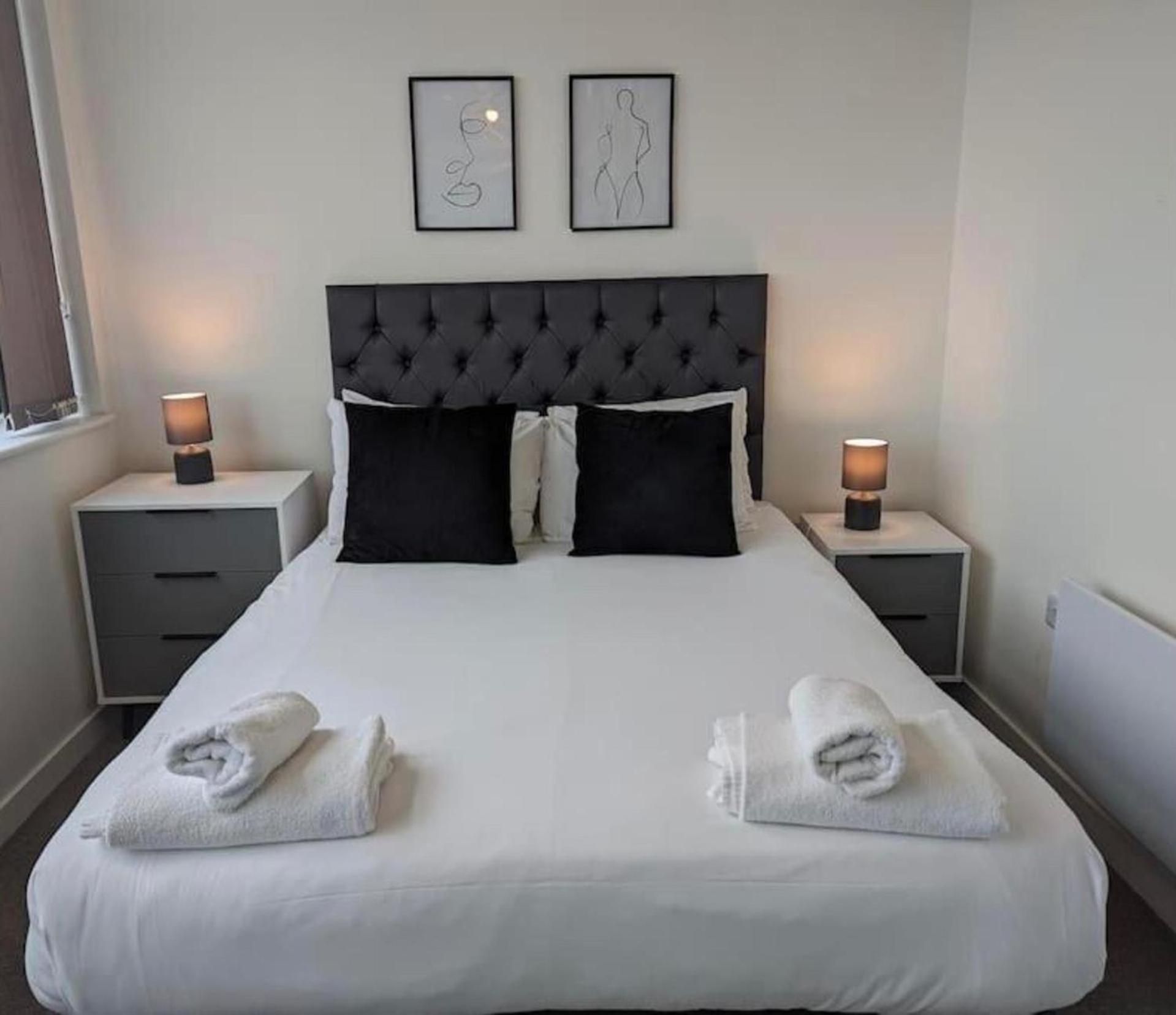Trafford Free Parking Apartment