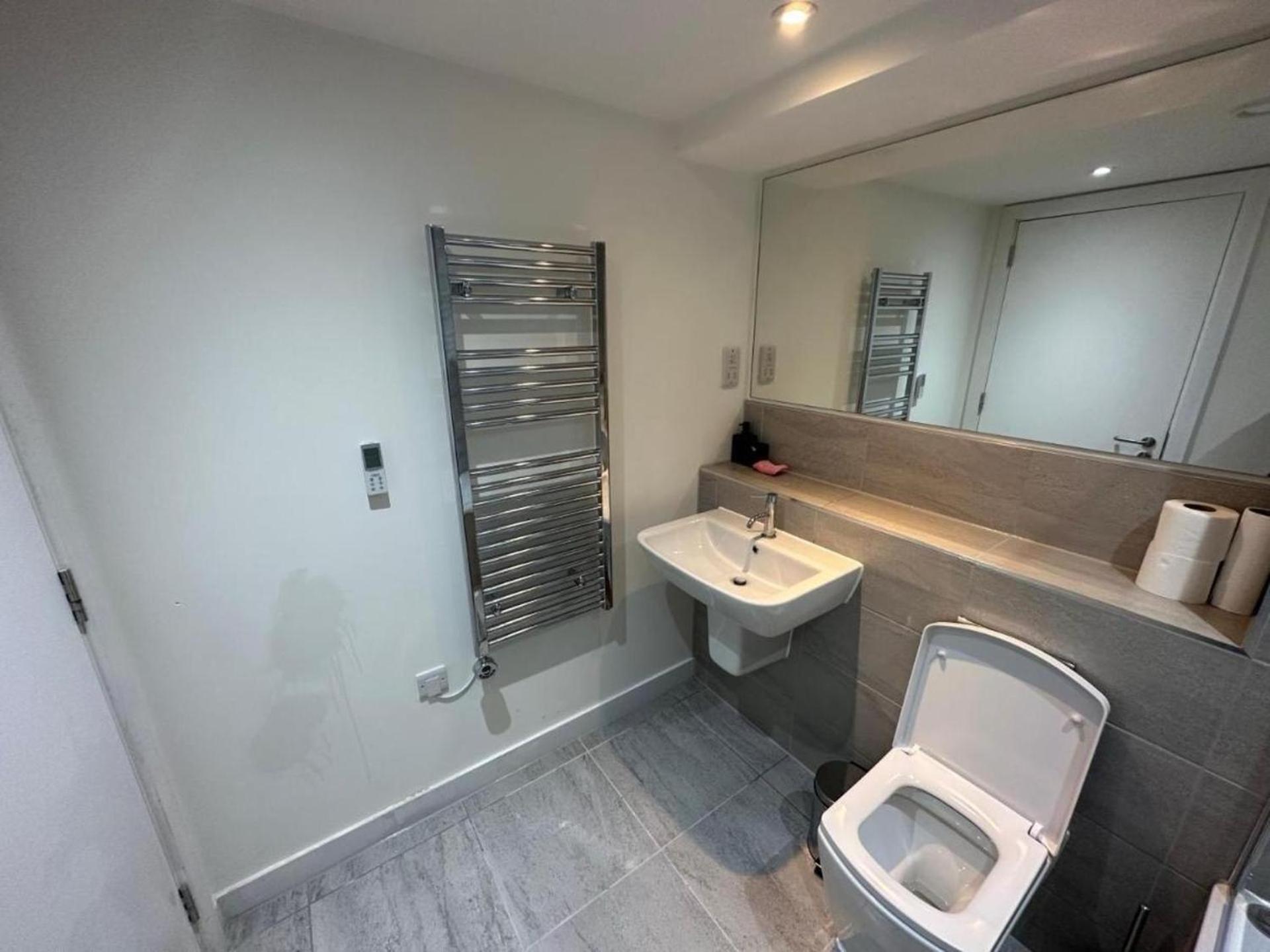 Trafford Free Parking Apartment