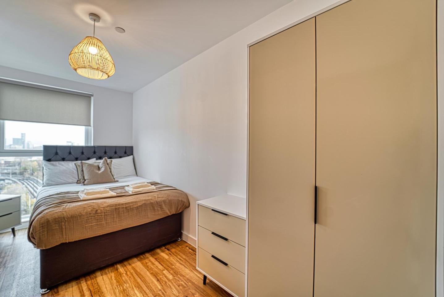 3 Bedroom By Paul & Malin Short Lets & Serviced With Free Parking & Gym Access Apartment