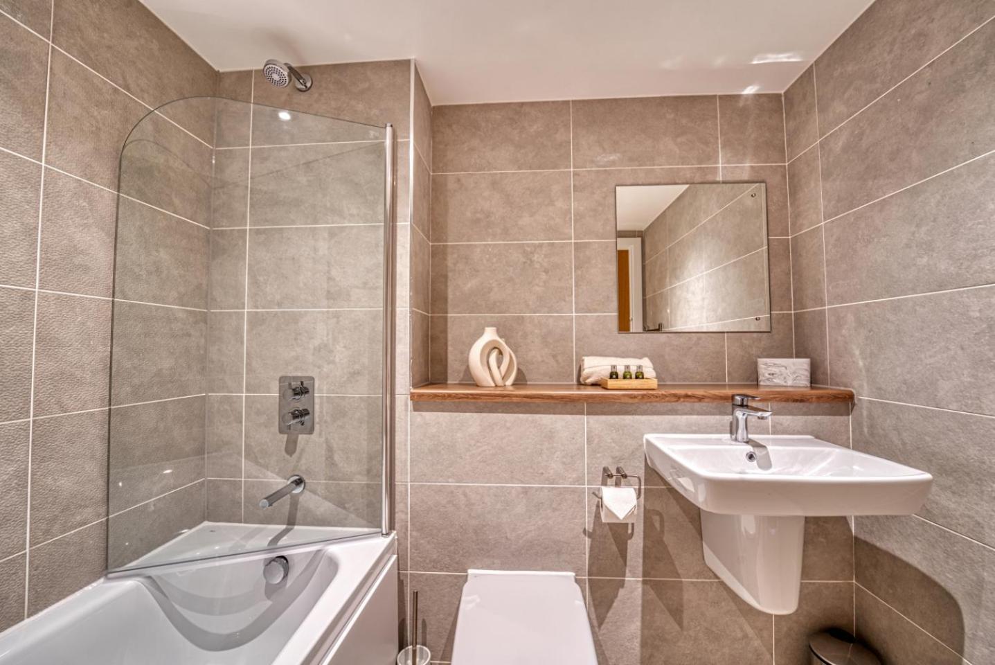 Apartment 3 Bedroom By Paul & Malin Short Lets & Serviced With Free Parking & Gym Access Manchester