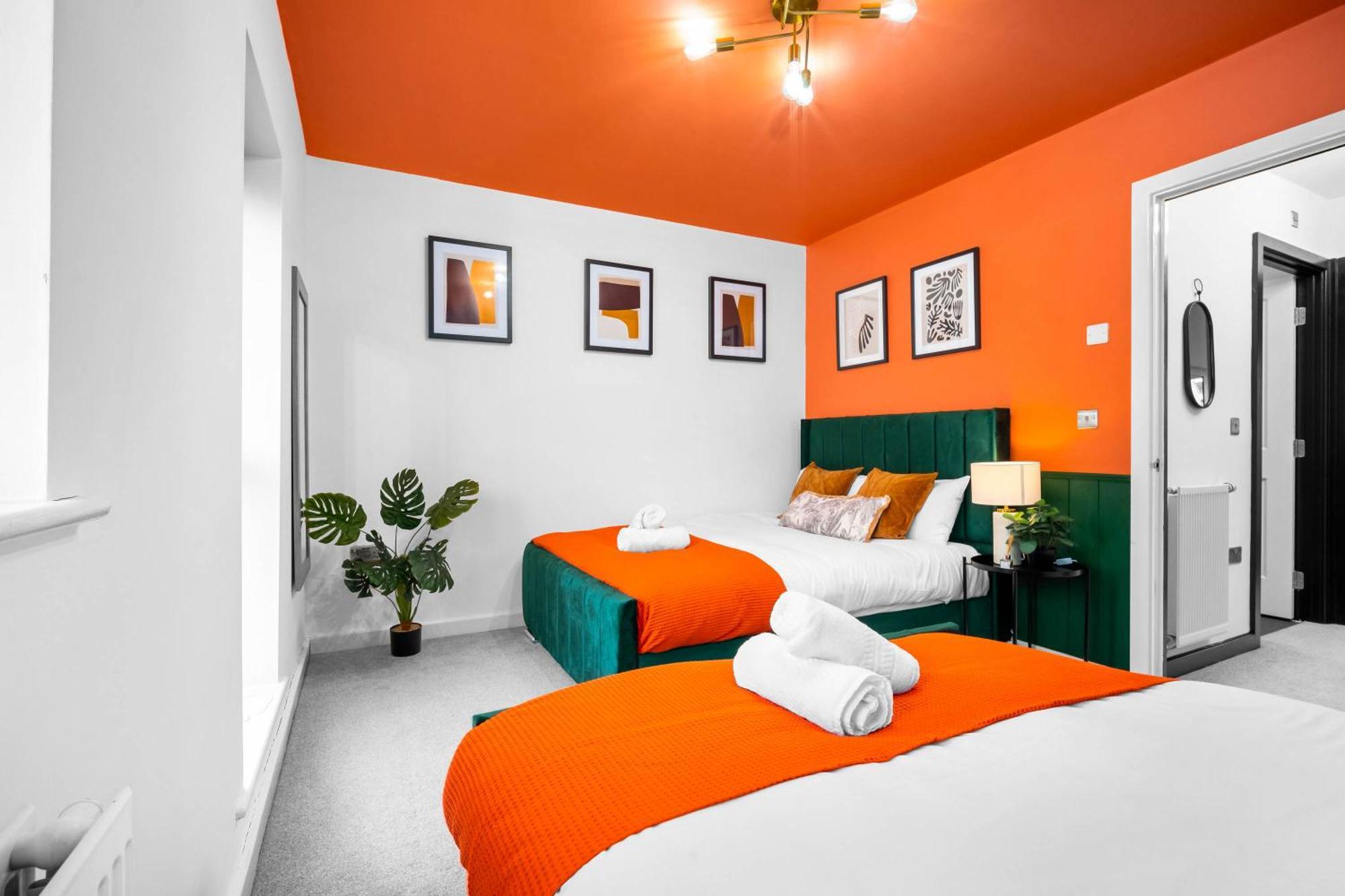 2 Bed House With Garden - Sleeps 7 - Salford - - Free Parking - 3 Double Beds & 1 Single - Free Netflix & Fast Wifi - 6 Min To City Centre, Close To Trafford Centre, Etihad Stadium, Arena, Clubs & More * Manchester