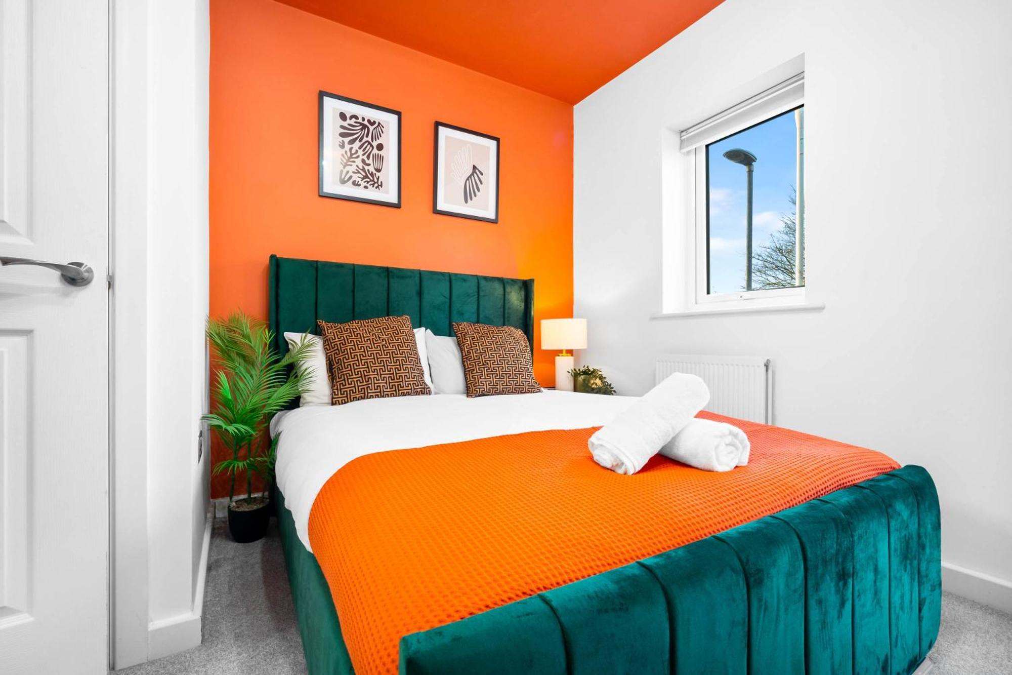 2 Bed House With Garden - Sleeps 7 - Salford - - Free Parking - 3 Double Beds & 1 Single - Free Netflix & Fast Wifi - 6 Min To City Centre, Close To Trafford Centre, Etihad Stadium, Arena, Clubs & More Holiday home *