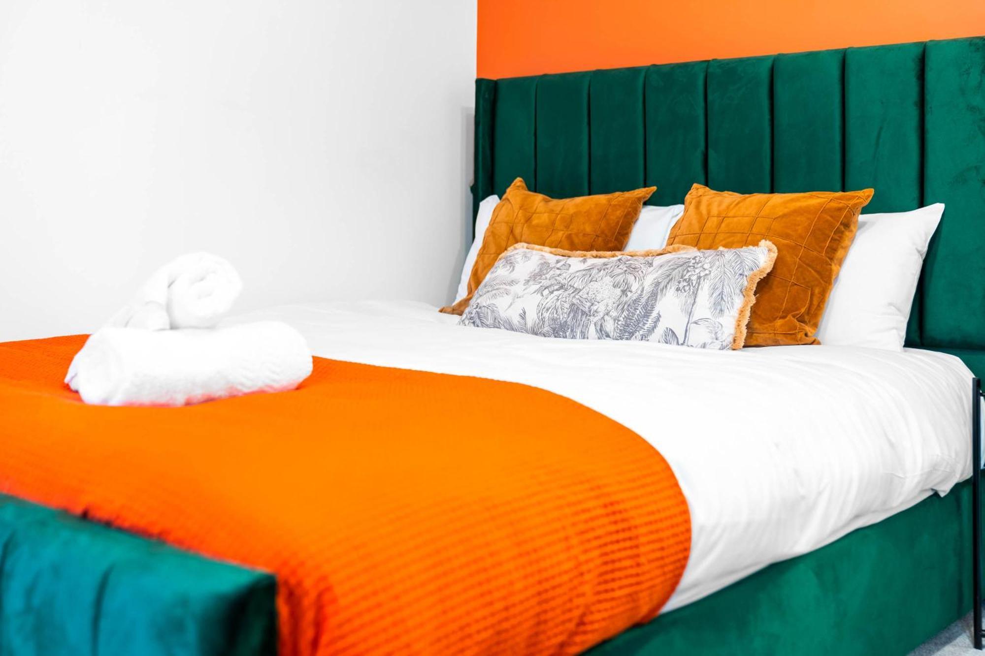 2 Bed House With Garden - Sleeps 7 - Salford - - Free Parking - 3 Double Beds & 1 Single - Free Netflix & Fast Wifi - 6 Min To City Centre, Close To Trafford Centre, Etihad Stadium, Arena, Clubs & More *