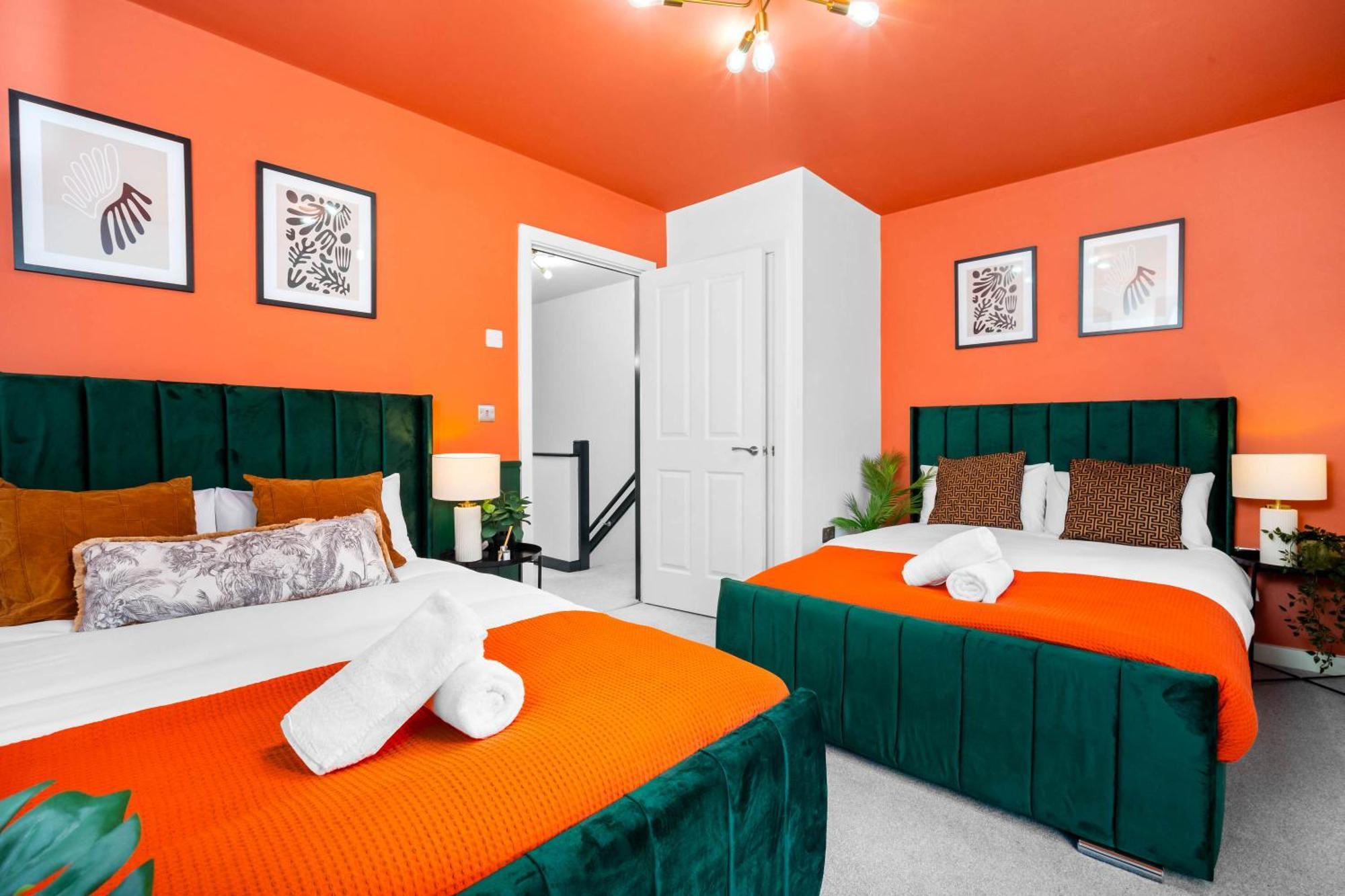 2 Bed House With Garden - Sleeps 7 - Salford - - Free Parking - 3 Double Beds & 1 Single - Free Netflix & Fast Wifi - 6 Min To City Centre, Close To Trafford Centre, Etihad Stadium, Arena, Clubs & More * Manchester