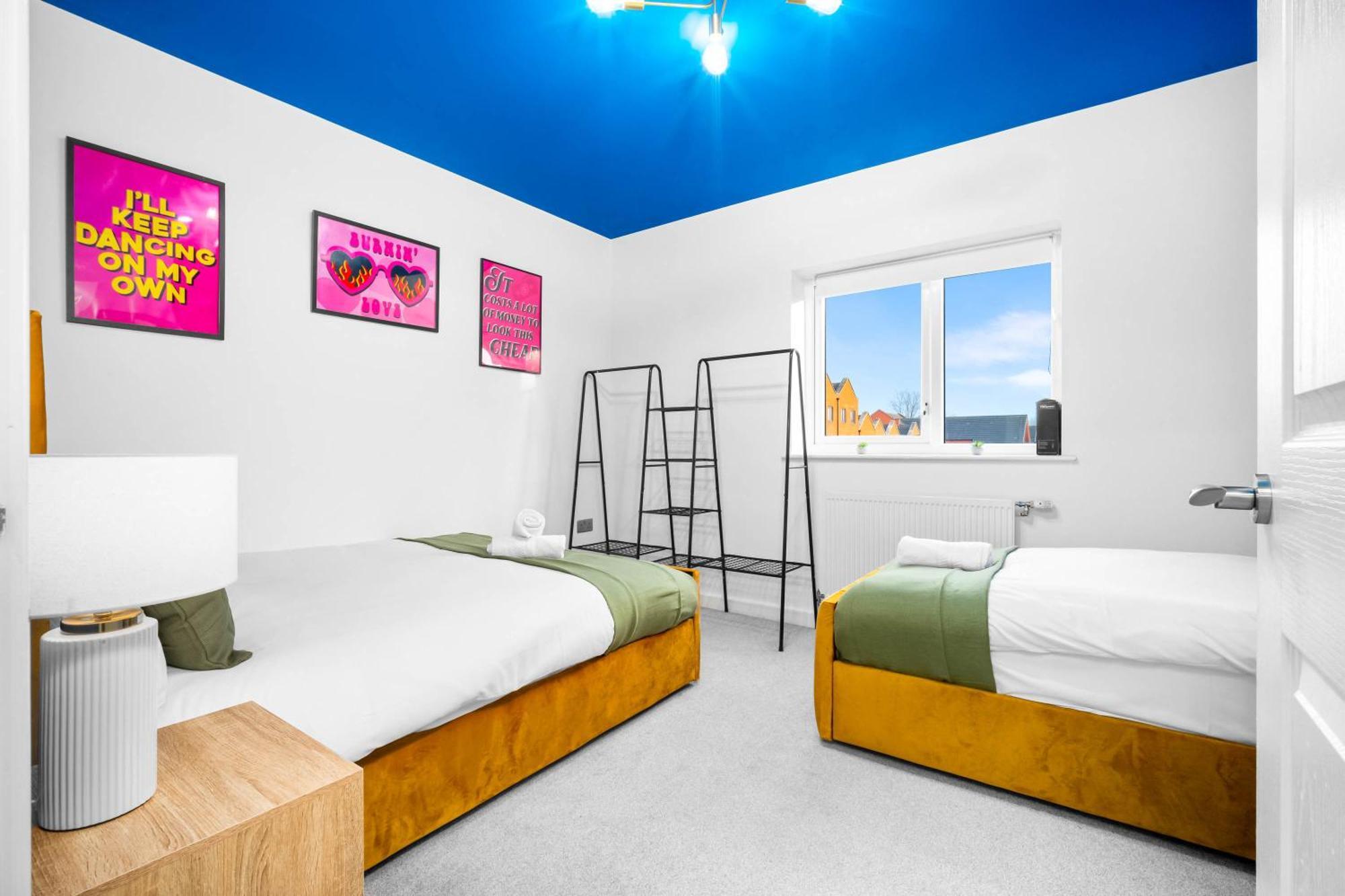 Holiday home 2 Bed House With Garden - Sleeps 7 - Salford - - Free Parking - 3 Double Beds & 1 Single - Free Netflix & Fast Wifi - 6 Min To City Centre, Close To Trafford Centre, Etihad Stadium, Arena, Clubs & More