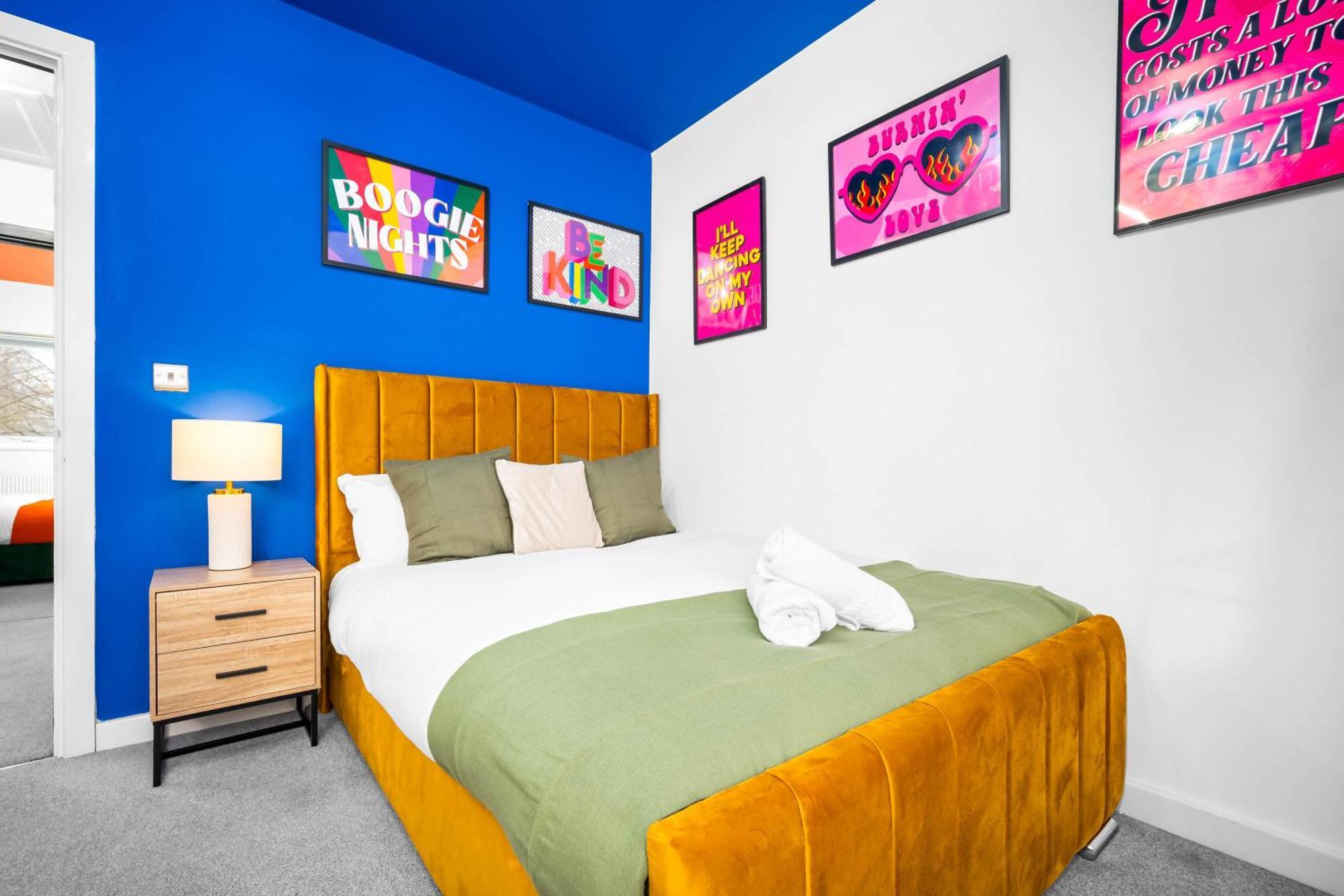 2 Bed House With Garden - Sleeps 7 - Salford - - Free Parking - 3 Double Beds & 1 Single - Free Netflix & Fast Wifi - 6 Min To City Centre, Close To Trafford Centre, Etihad Stadium, Arena, Clubs & More Holiday home Manchester