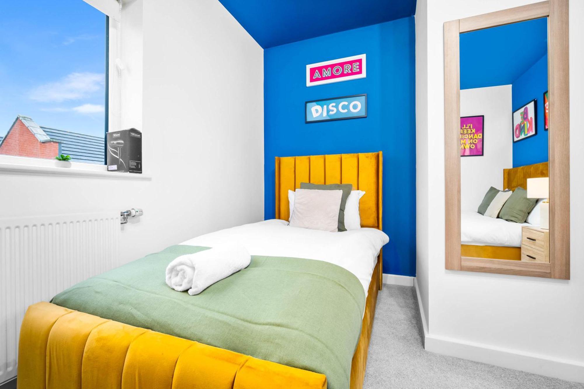 Holiday home 2 Bed House With Garden - Sleeps 7 - Salford - - Free Parking - 3 Double Beds & 1 Single - Free Netflix & Fast Wifi - 6 Min To City Centre, Close To Trafford Centre, Etihad Stadium, Arena, Clubs & More Manchester