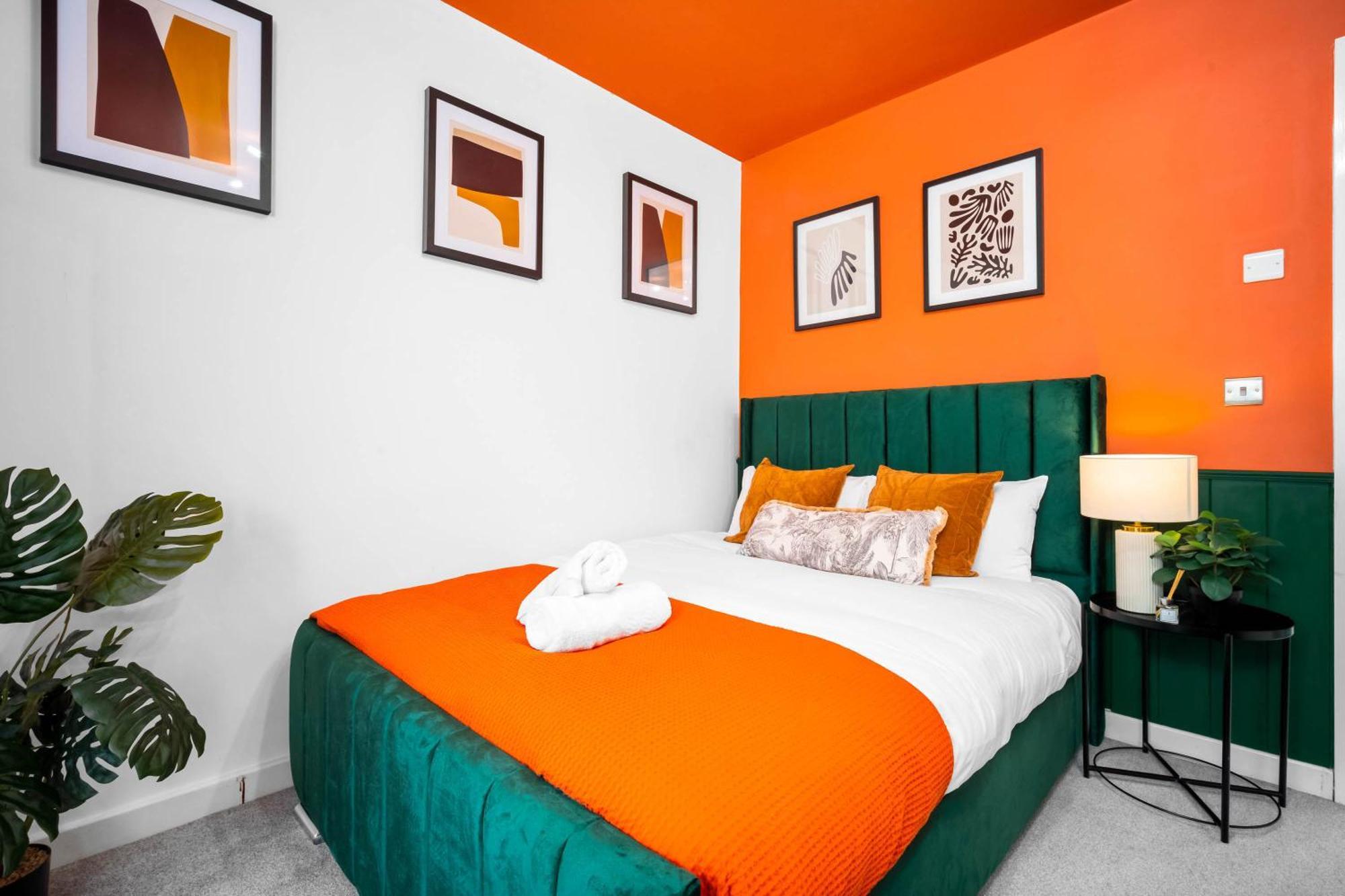 2 Bed House With Garden - Sleeps 7 - Salford - - Free Parking - 3 Double Beds & 1 Single - Free Netflix & Fast Wifi - 6 Min To City Centre, Close To Trafford Centre, Etihad Stadium, Arena, Clubs & More Manchester