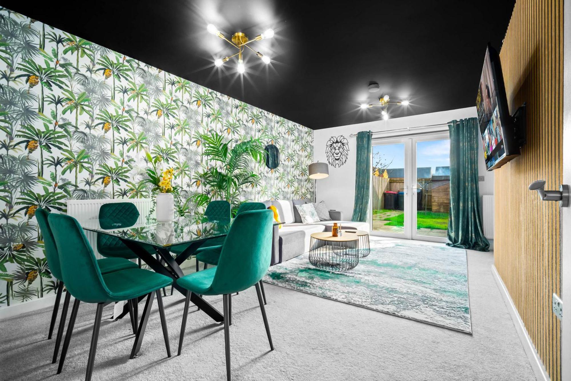 Holiday home 2 Bed House With Garden - Sleeps 7 - Salford - - Free Parking - 3 Double Beds & 1 Single - Free Netflix & Fast Wifi - 6 Min To City Centre, Close To Trafford Centre, Etihad Stadium, Arena, Clubs & More *