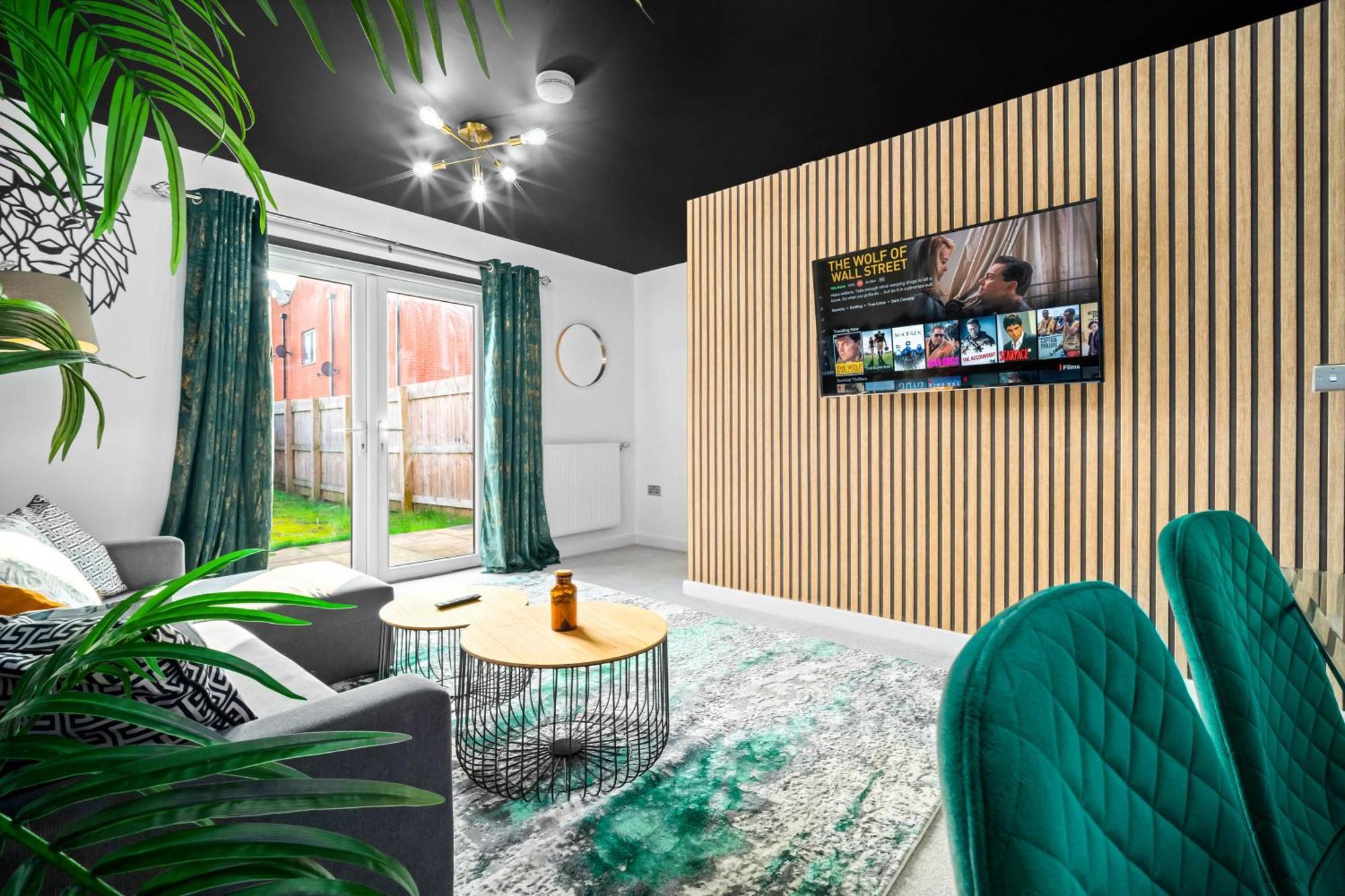 2 Bed House With Garden - Sleeps 7 - Salford - - Free Parking - 3 Double Beds & 1 Single - Free Netflix & Fast Wifi - 6 Min To City Centre, Close To Trafford Centre, Etihad Stadium, Arena, Clubs & More Holiday home *
