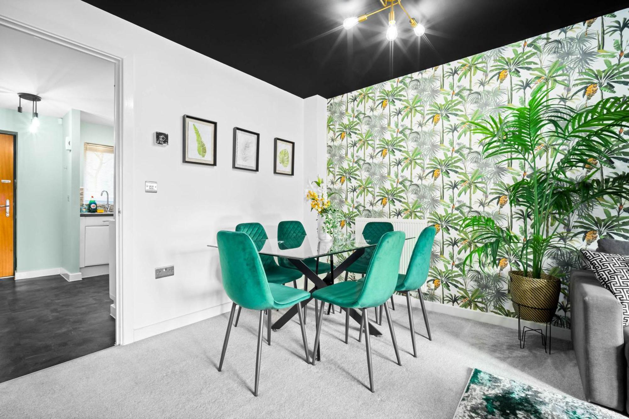 2 Bed House With Garden - Sleeps 7 - Salford - - Free Parking - 3 Double Beds & 1 Single - Free Netflix & Fast Wifi - 6 Min To City Centre, Close To Trafford Centre, Etihad Stadium, Arena, Clubs & More Holiday home