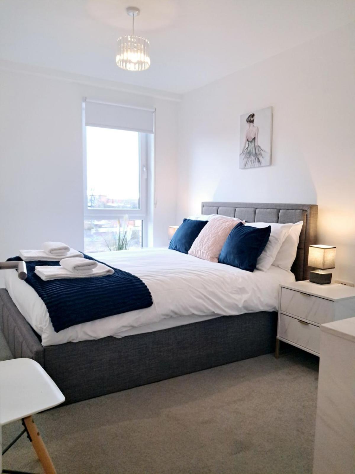 Private Balcony, Waterfront Apt, Theatres 15min Walk 1mile Media City, Old Trafford, Centre Apartment *