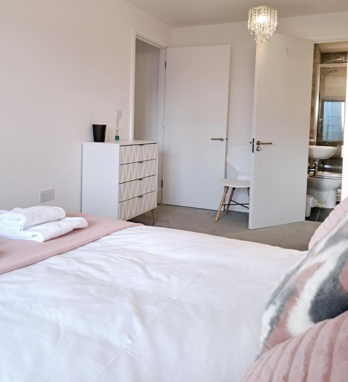 Private Balcony, Waterfront Apt, Theatres 15min Walk 1mile Media City, Old Trafford, Centre * Manchester