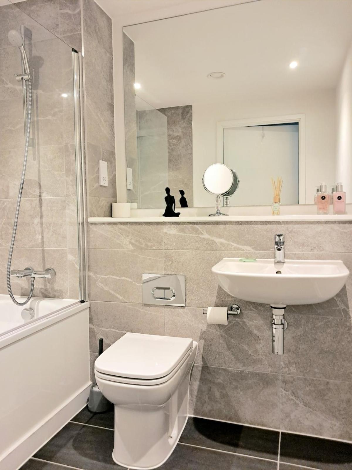 Apartment Private Balcony, Waterfront Apt, Theatres 15min Walk 1mile Media City, Old Trafford, Centre *