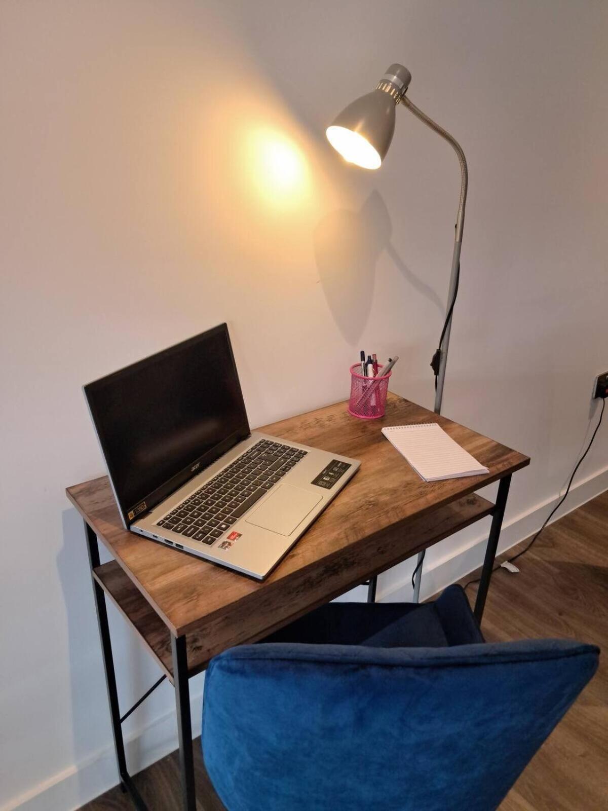 Apartment Private Balcony, Waterfront Apt, Theatres 15min Walk 1mile Media City, Old Trafford, Centre *