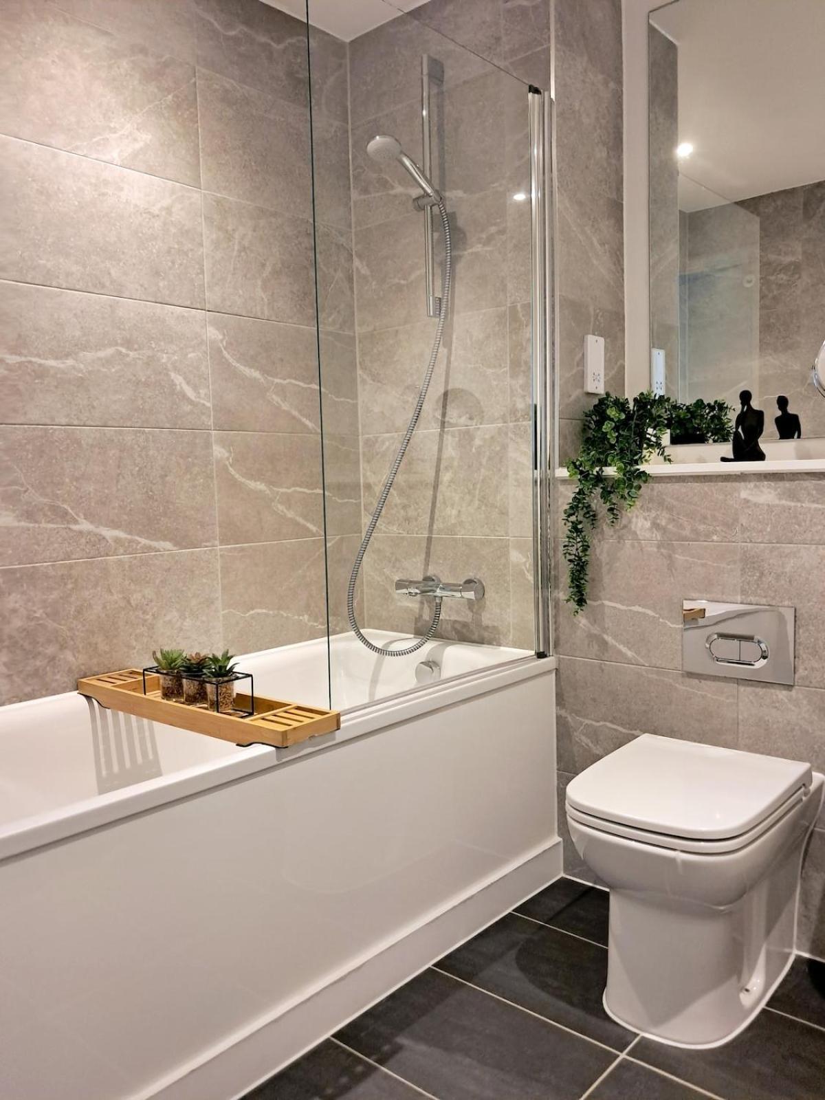 Private Balcony, Waterfront Apt, Theatres 15min Walk 1mile Media City, Old Trafford, Centre