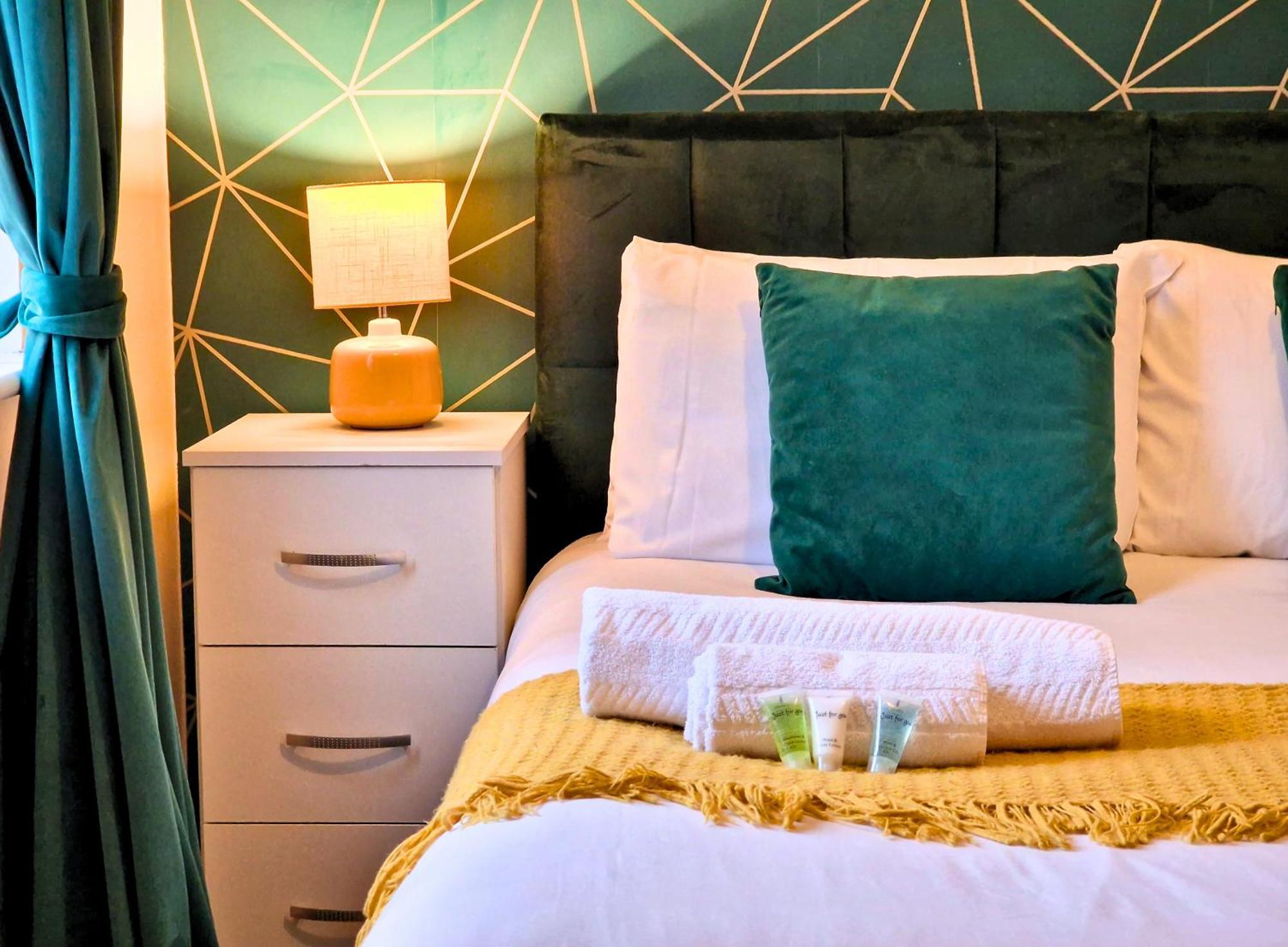 Townhouse By Bevolve - 4 Bedrooms - Free Parking Holiday home *