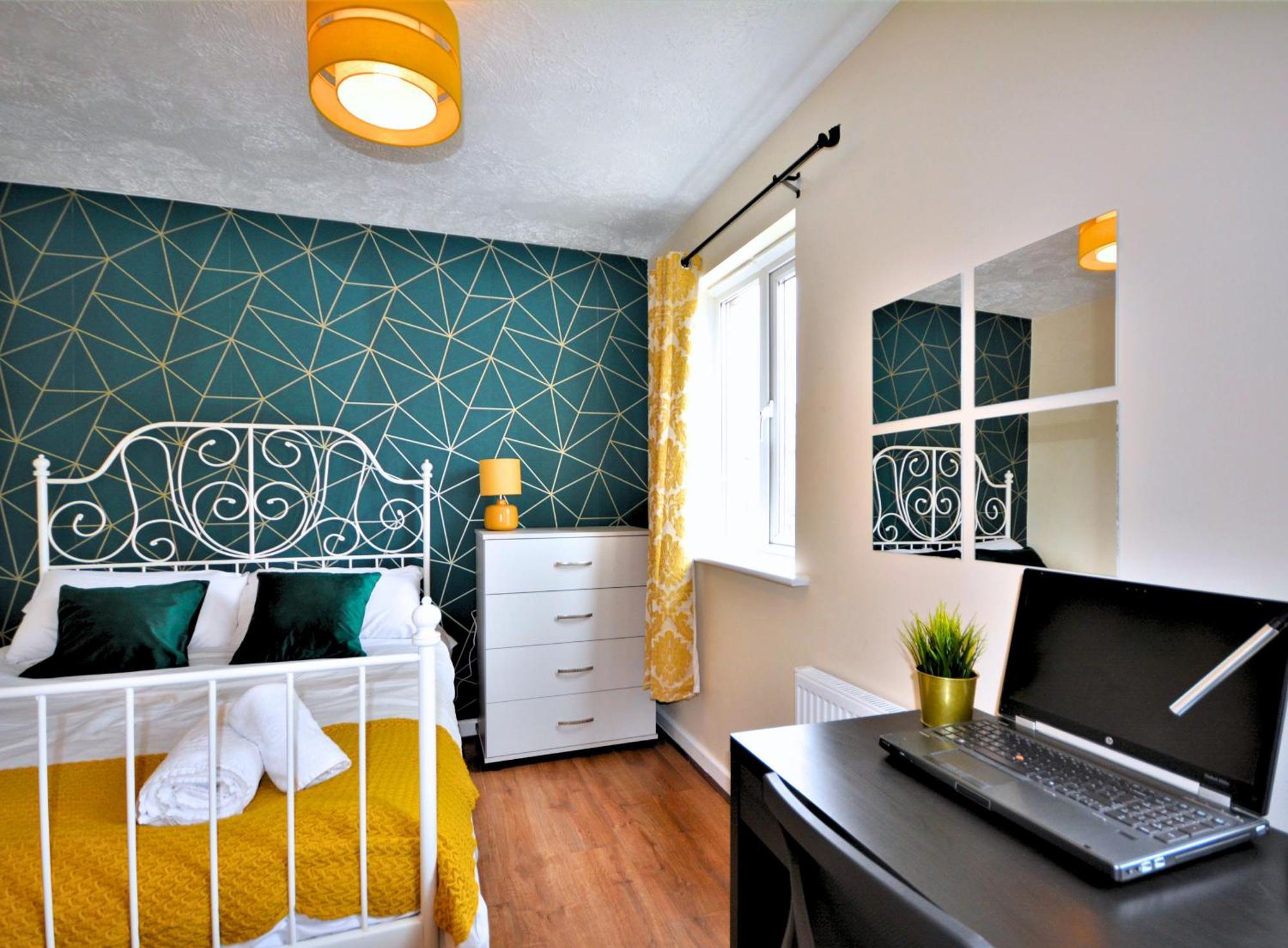 Holiday home Townhouse By Bevolve - 4 Bedrooms - Free Parking Manchester