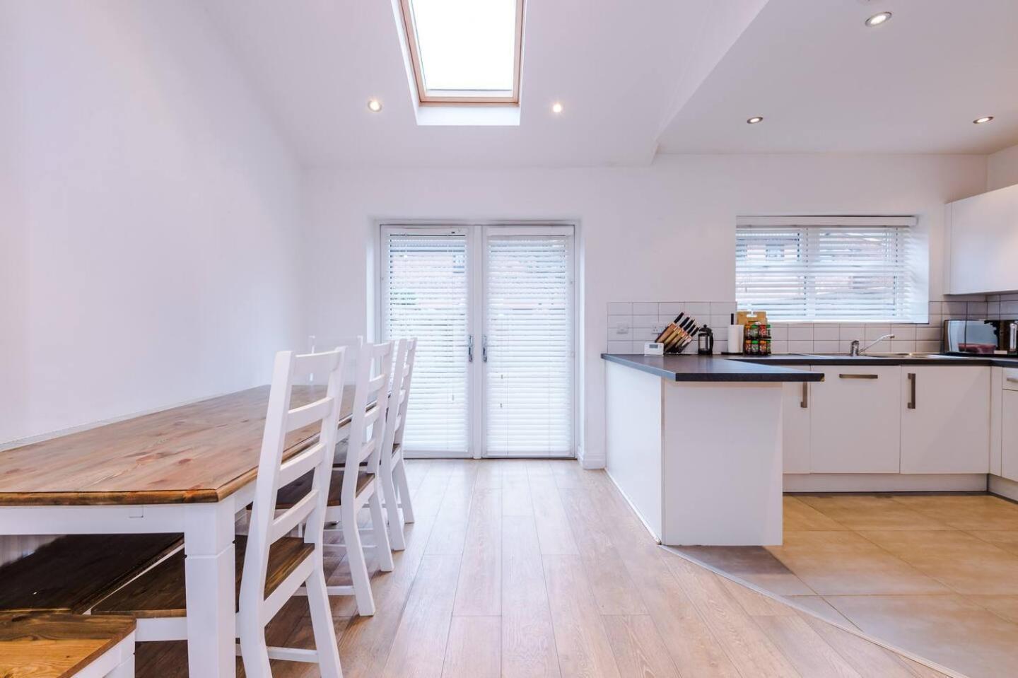 Park Lane Retreat 3br With Driveway Parking Holiday home *