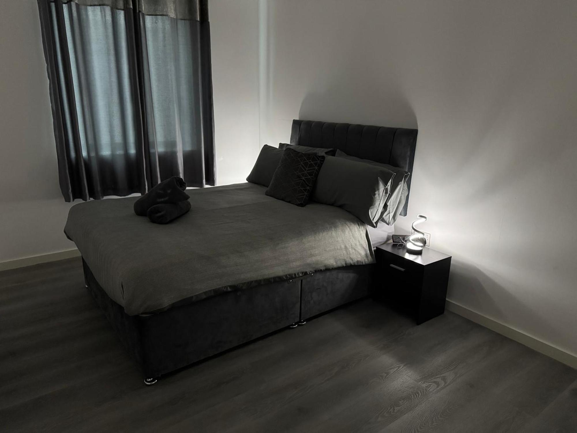Modern Smart 2 Bedroom Apartment *