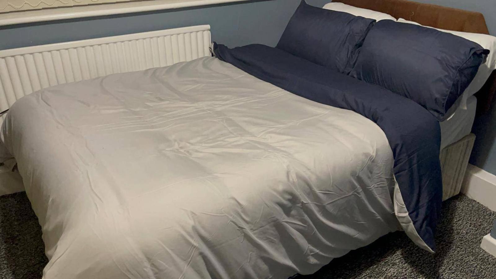 Housesleeps9-fireplace-garden-bbq-tv Holiday home Manchester