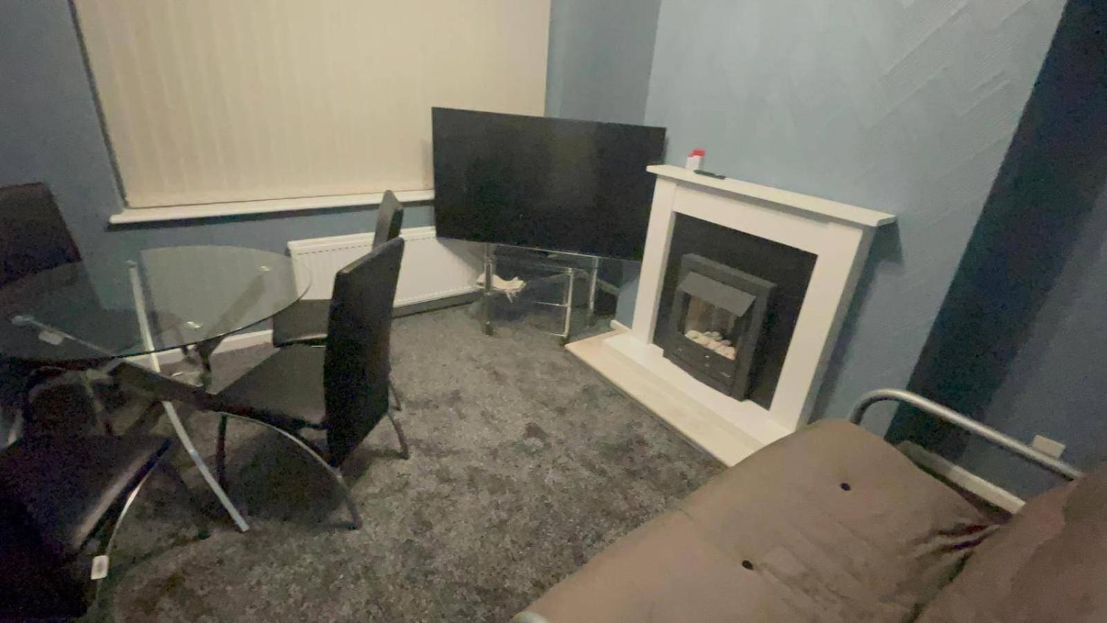 Housesleeps9-fireplace-garden-bbq-tv Holiday home Manchester