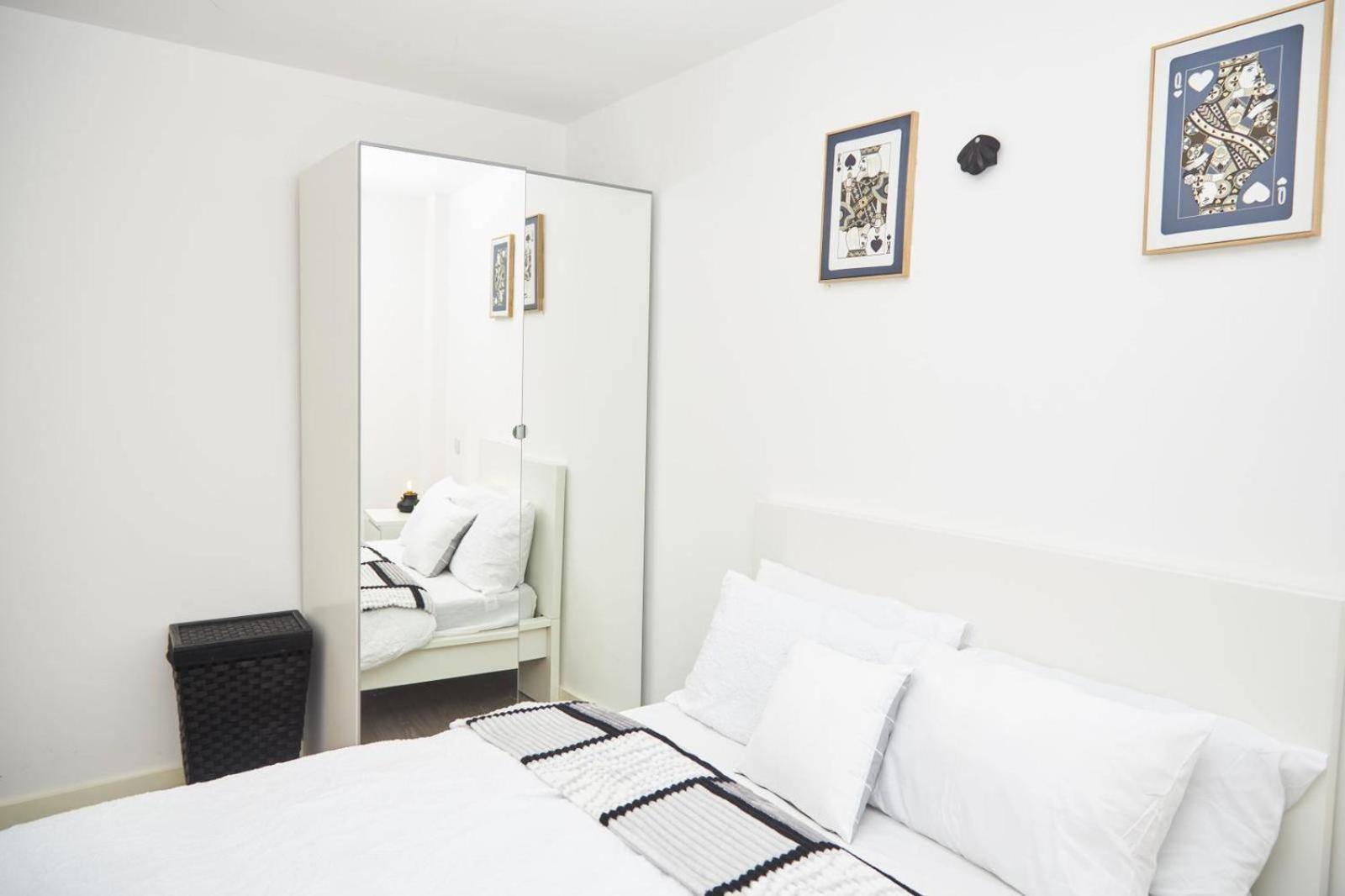 Apartment-sleeps4-streetparking-balcony-duplex *