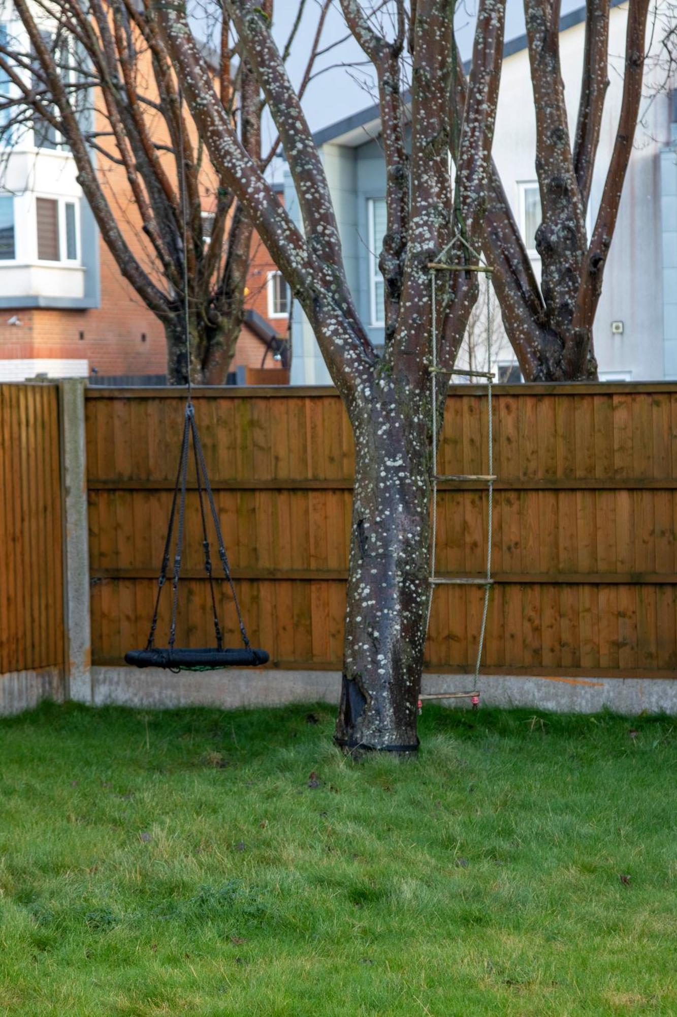 Stylish 4 Bedroom House, Sleeps 7, Free Parking & Wi-fi * Manchester