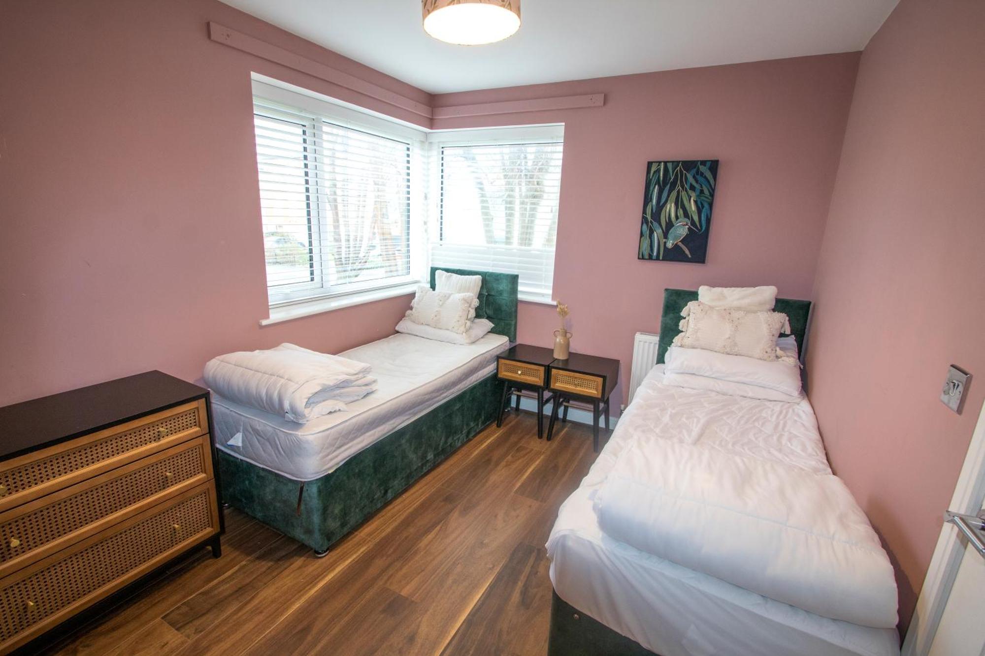 Holiday home Stylish 4 Bedroom House, Sleeps 7, Free Parking & Wi-fi