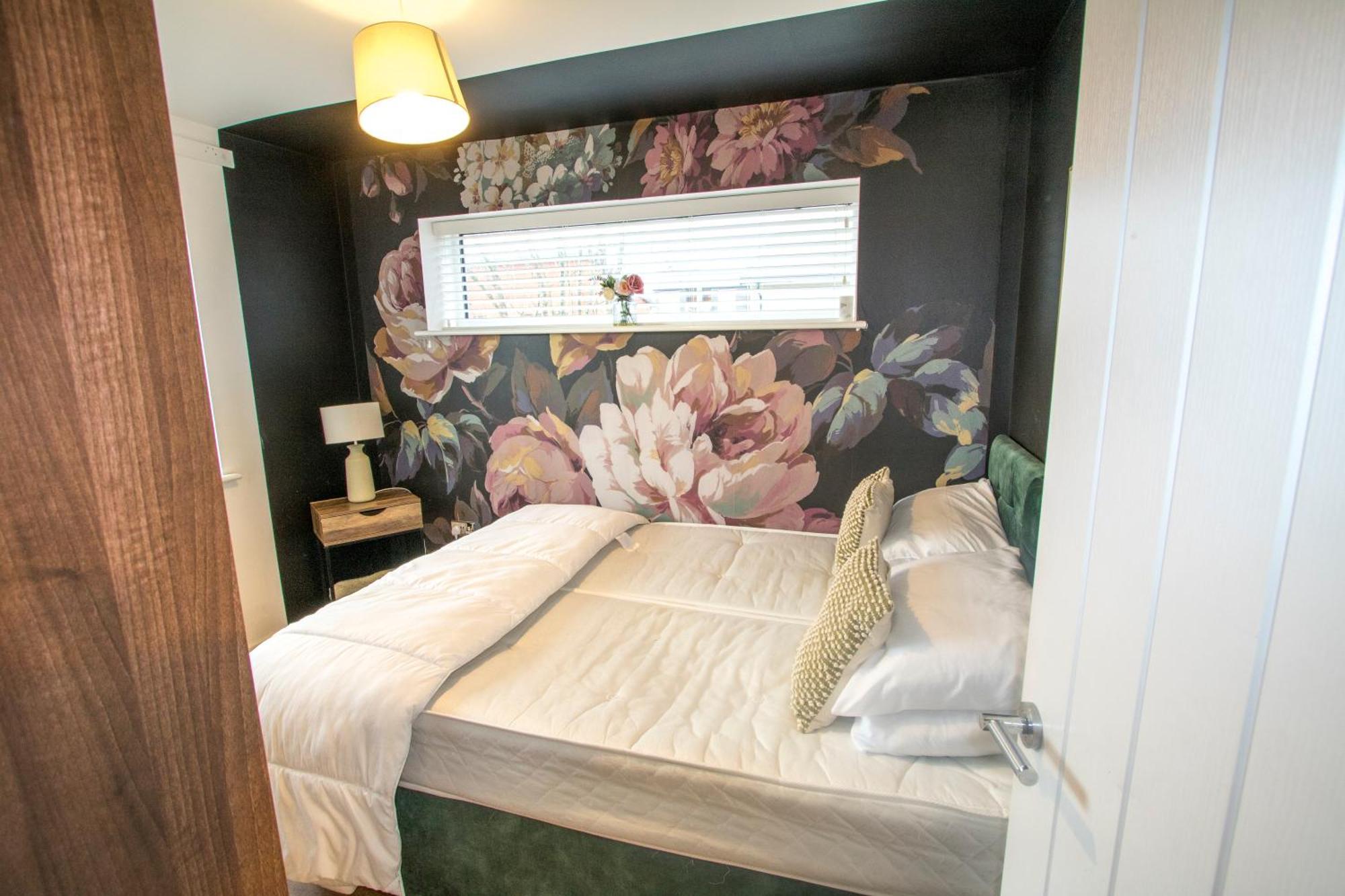 Holiday home Stylish 4 Bedroom House, Sleeps 7, Free Parking & Wi-fi Manchester