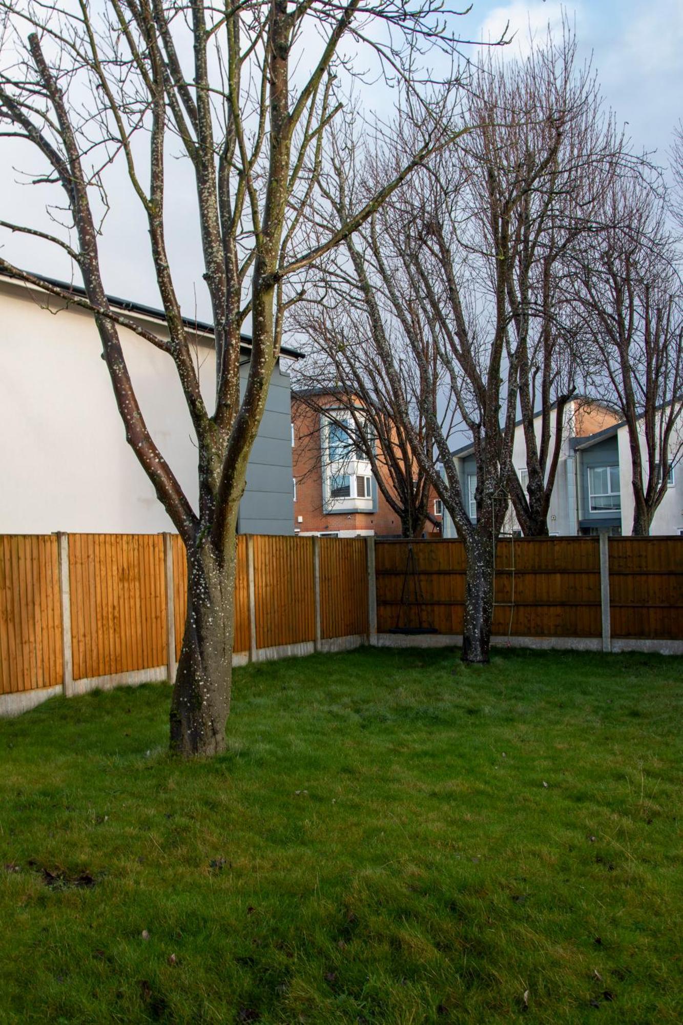 Holiday home Stylish 4 Bedroom House, Sleeps 7, Free Parking & Wi-fi *