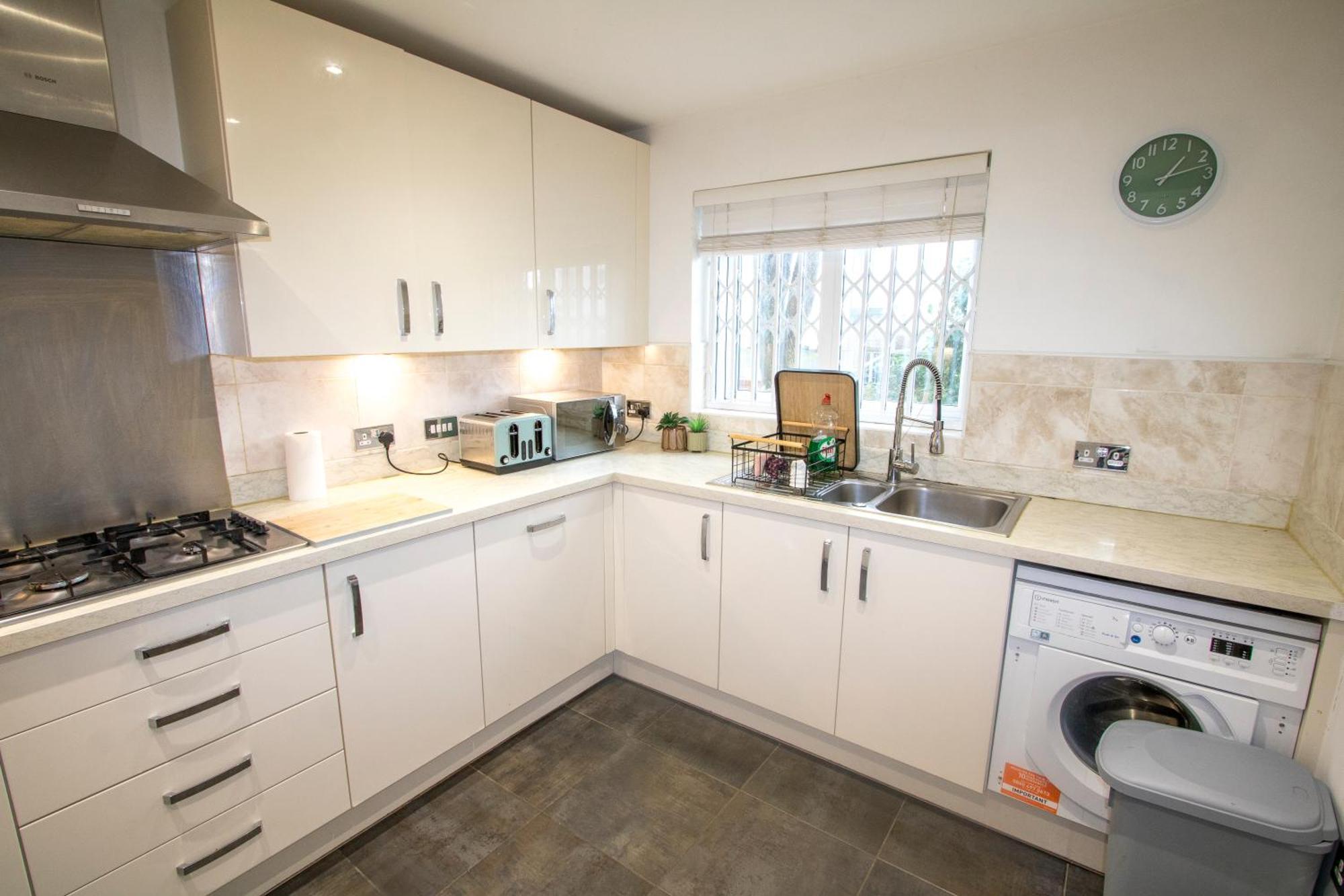 Stylish 4 Bedroom House, Sleeps 7, Free Parking & Wi-fi